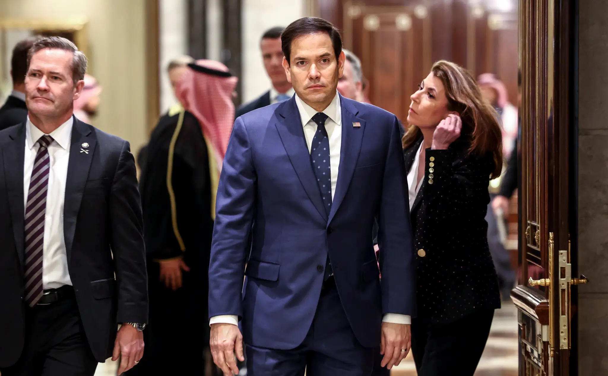 Šéf americkej diplomacie Marco Rubio odchádza zo sály, v ktorej rokoval s ruskou delegáciou.