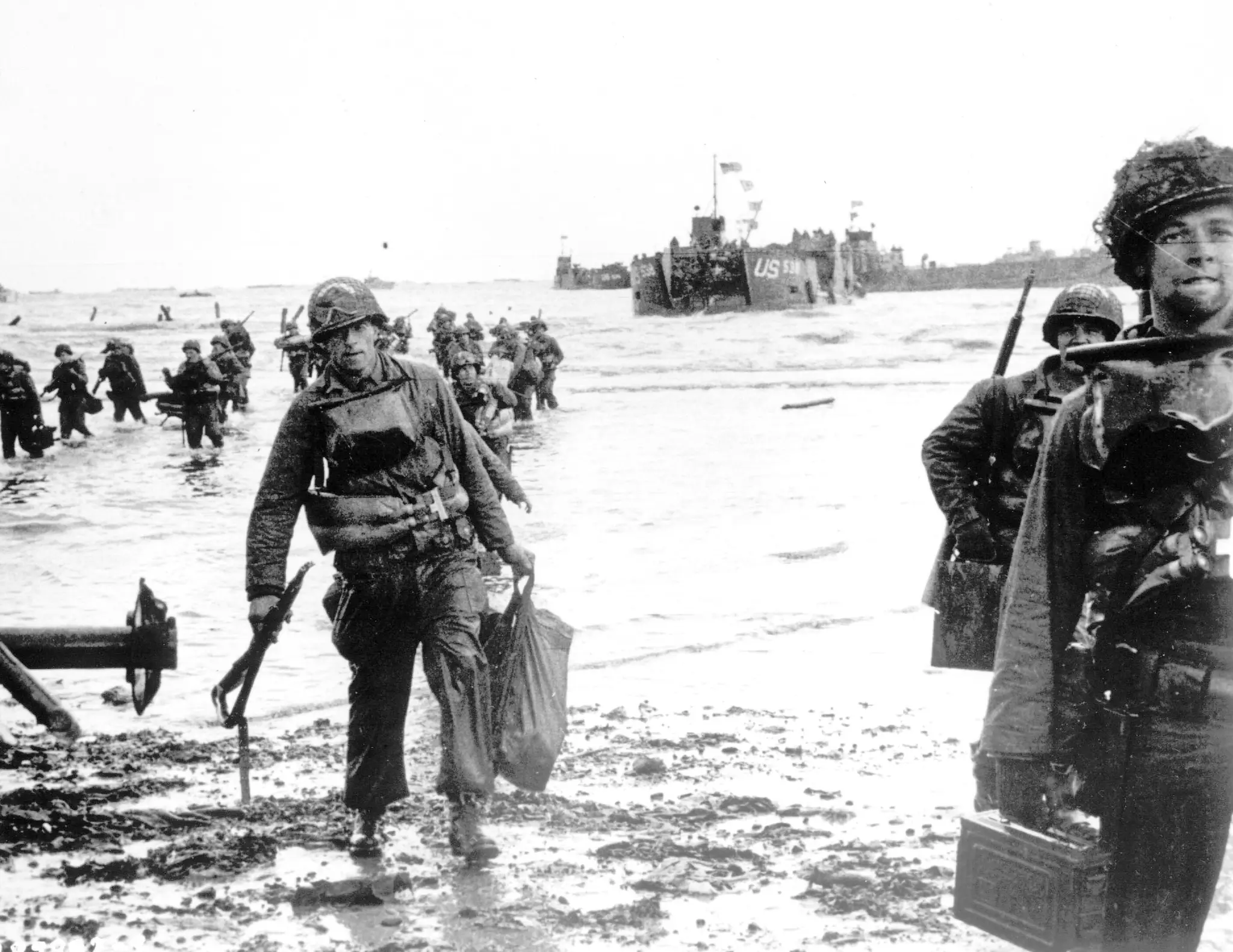 Na archívnej snímke z 6. júna 1944  americké jednotky s plnou výzbrojou sa presúvajú na pláž s kódovým označením Omaha počas spojeneckej invázie na pobreží Normandie.