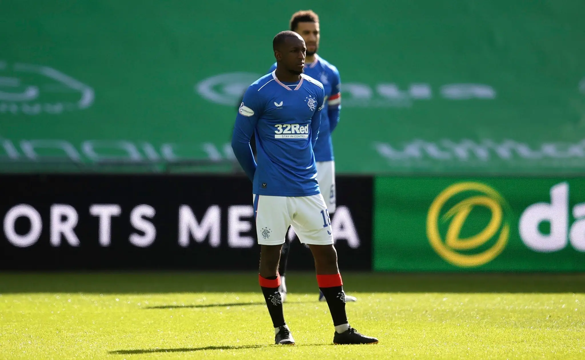 Glen Kamara (Glasgow Rangers) počas derby proti Celticu Glasgow.