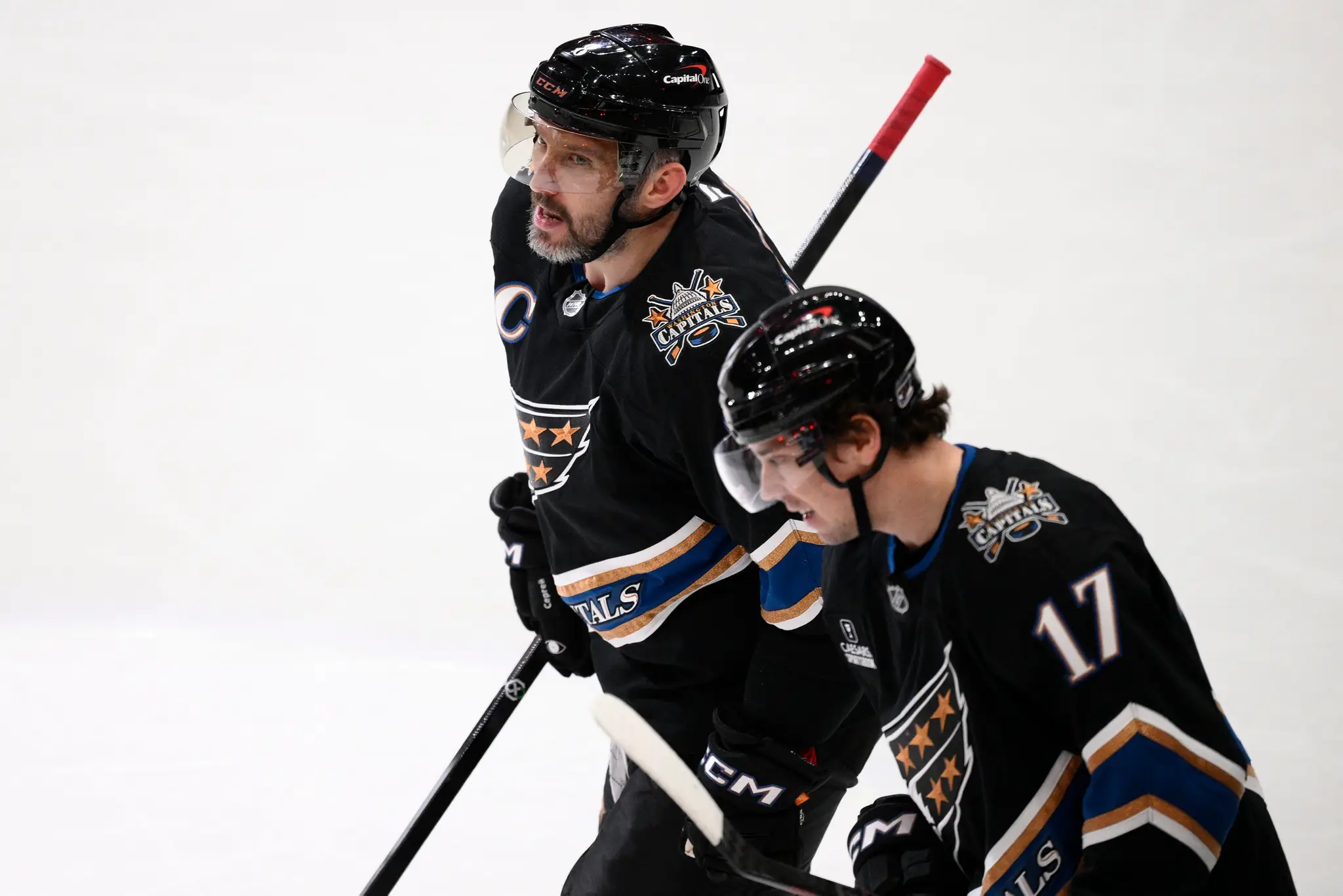 Alexander Ovečkin (hore) z Washingtonu oslavuje gól proti Winnipegu.
