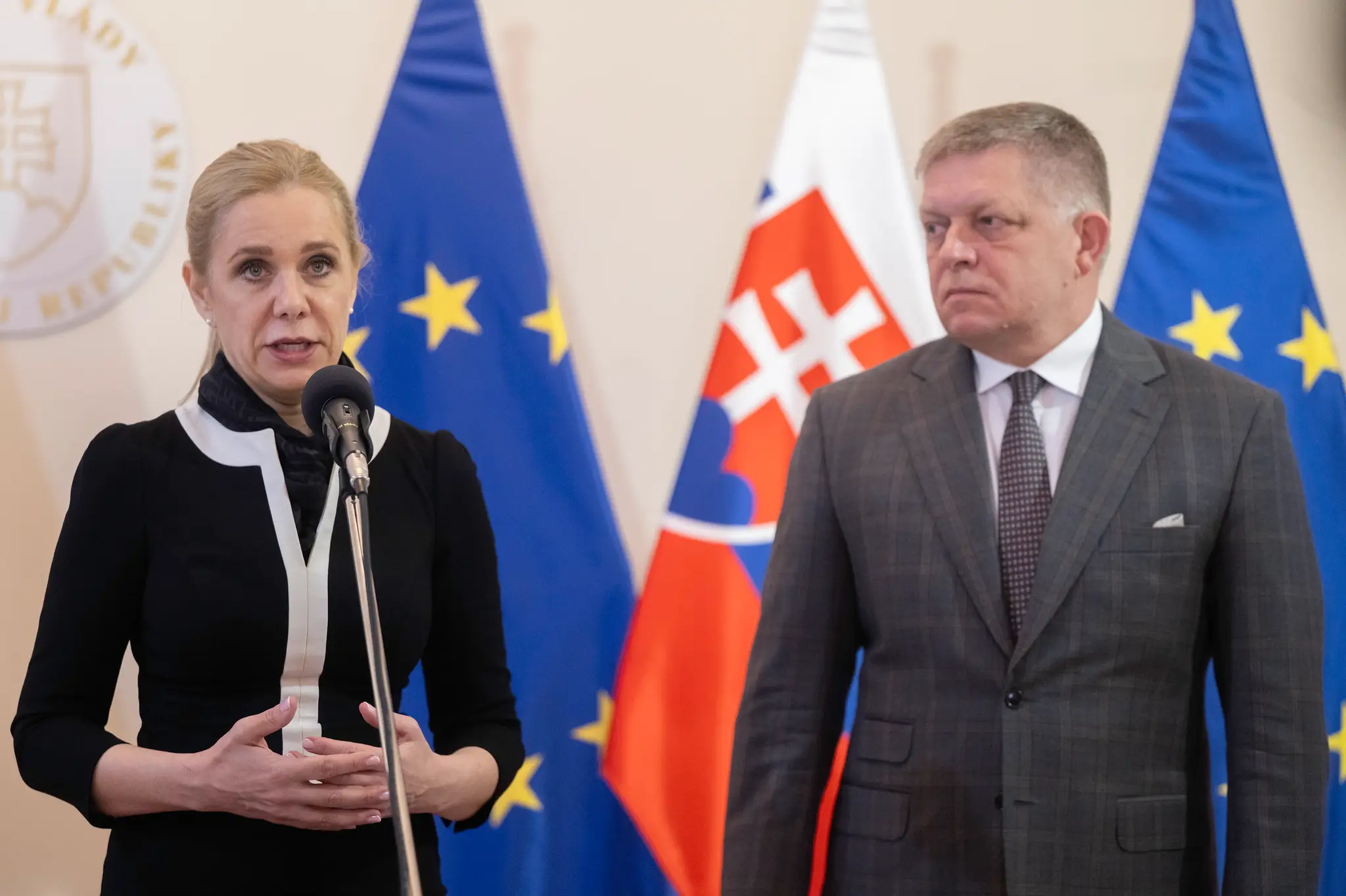 Na snímke predseda vlády SR Robert Fico (Smer-SD) a ministerka hospodárstva SR Denisa Saková (Hlas-SD) 