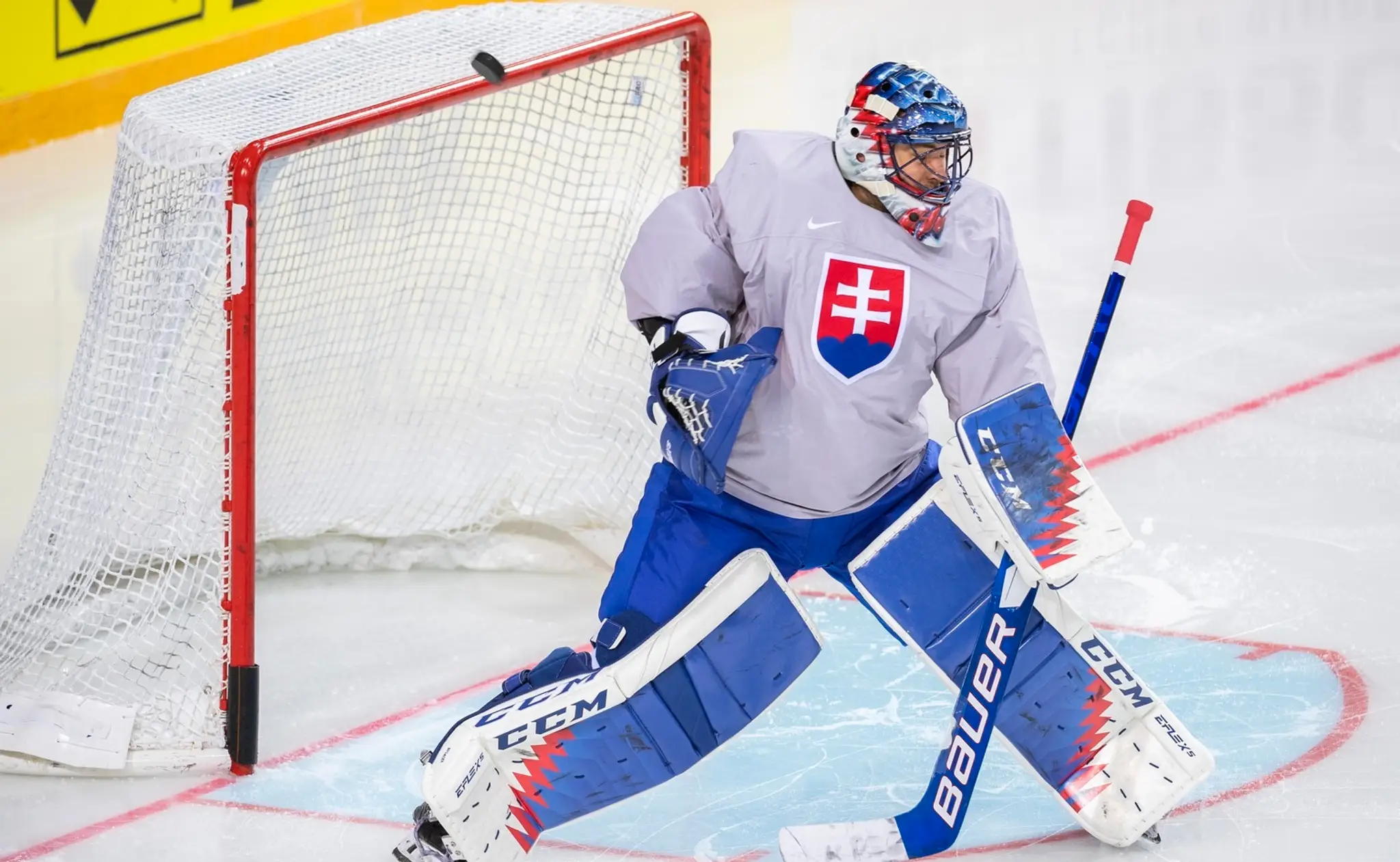 Na snímke brankár Július Hudáček počas rozkorčuľovania slovenského tímu pred tretím zápasom A-skupiny Slovensko - Rusko.