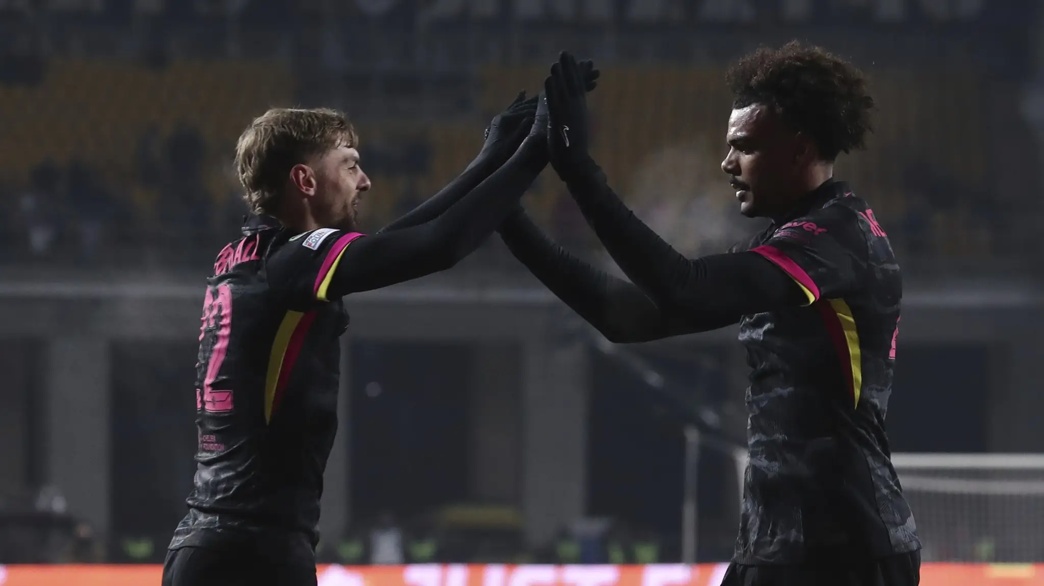 Futbalisti FC Chelsea Renato Veiga (vpravo) a Kiernan Dewsbury-Hall sa radujú z gólu počas zápasu 5. kola ligovej fázy Európskej konferenčnej ligy