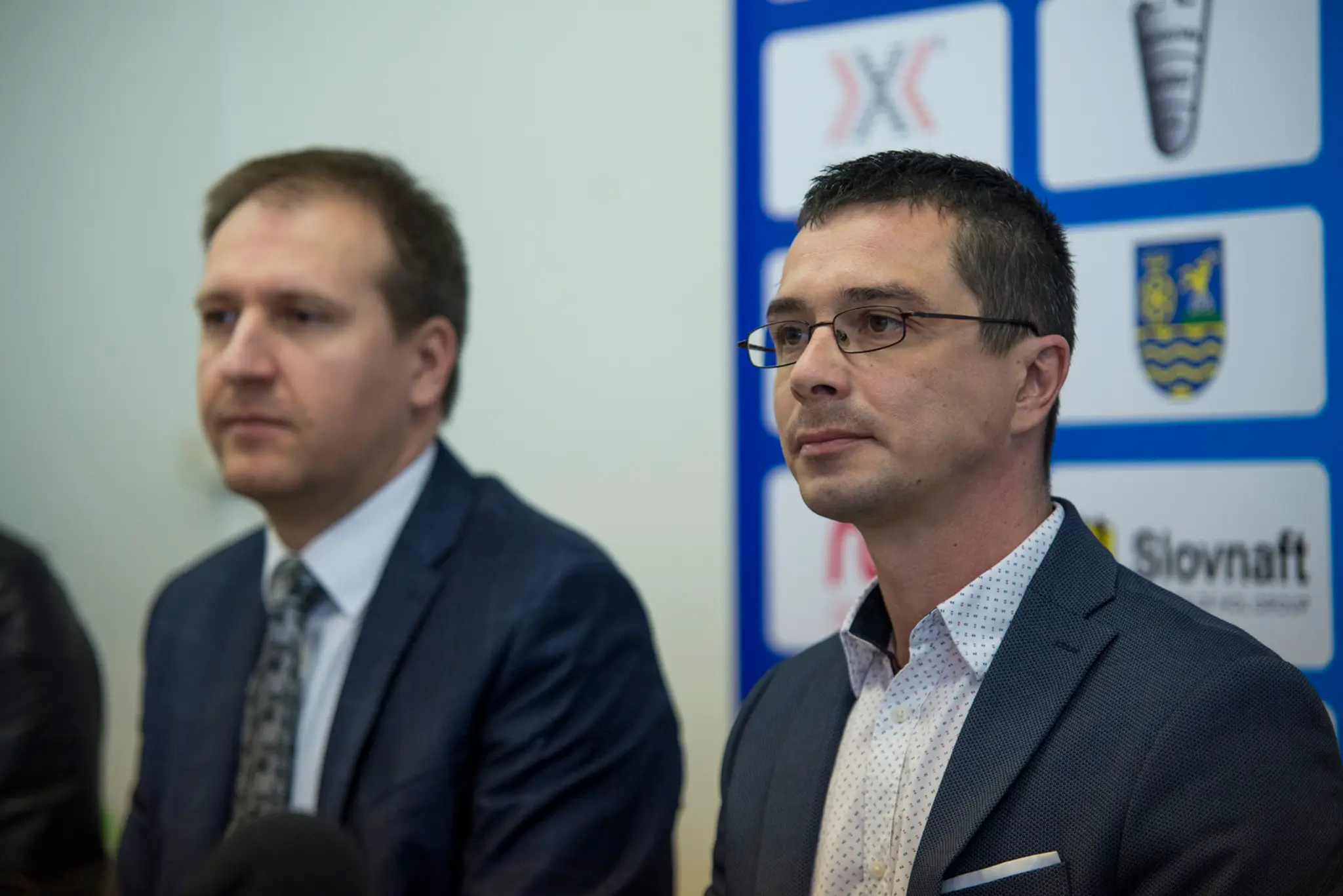 Na snímke vpravo predseda Slovenského atletického zväzu (SAZ) Peter Korčok, vľavo hovorca Slovnaftu Anton Molnár.