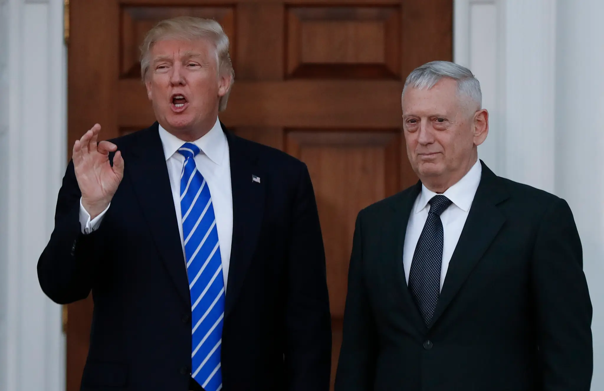 Dezignovaný americký prezident Donald Trump (vľavo) a generál americkej námornej pechoty USMC vo výslužbe James Mattis.