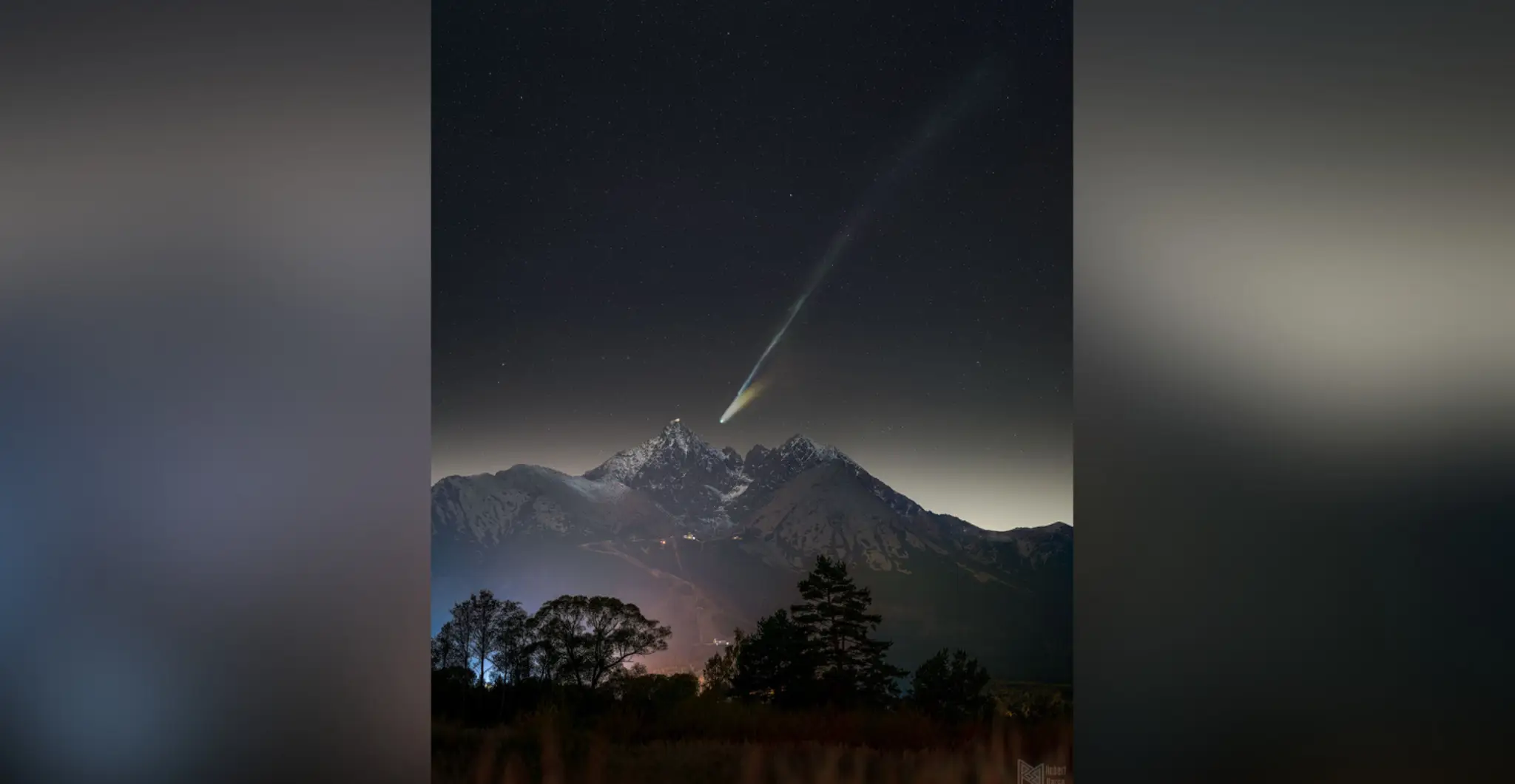 Comet Lemmon Beyond Lomnický Peak (Kométa Lemmon za Lomnickým štítom)
