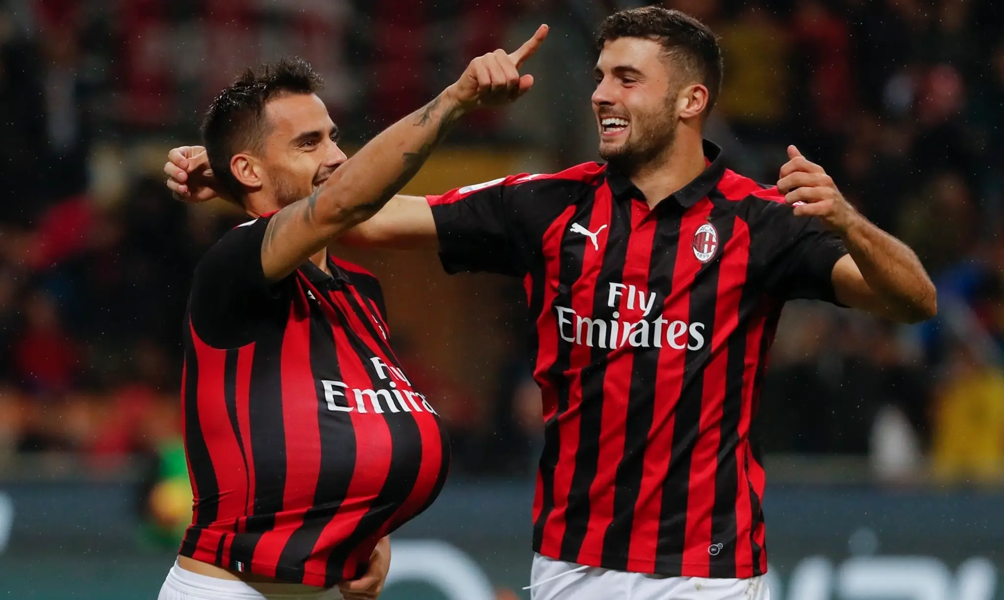 Suso (vľavo) a Patrick Cutrone z AC Miláno oslavujú gól proti FC Janov.
