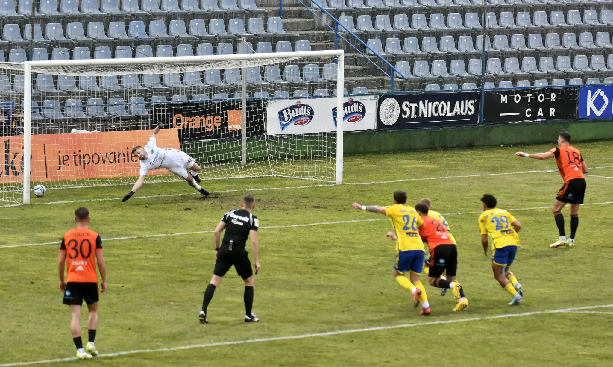 Vpravo Martin Boďa (Ružomberok) strieľa gól z penalty brankárovi Michaloviec Žigovi Frelihovi v 20. kole Niké ligy.
