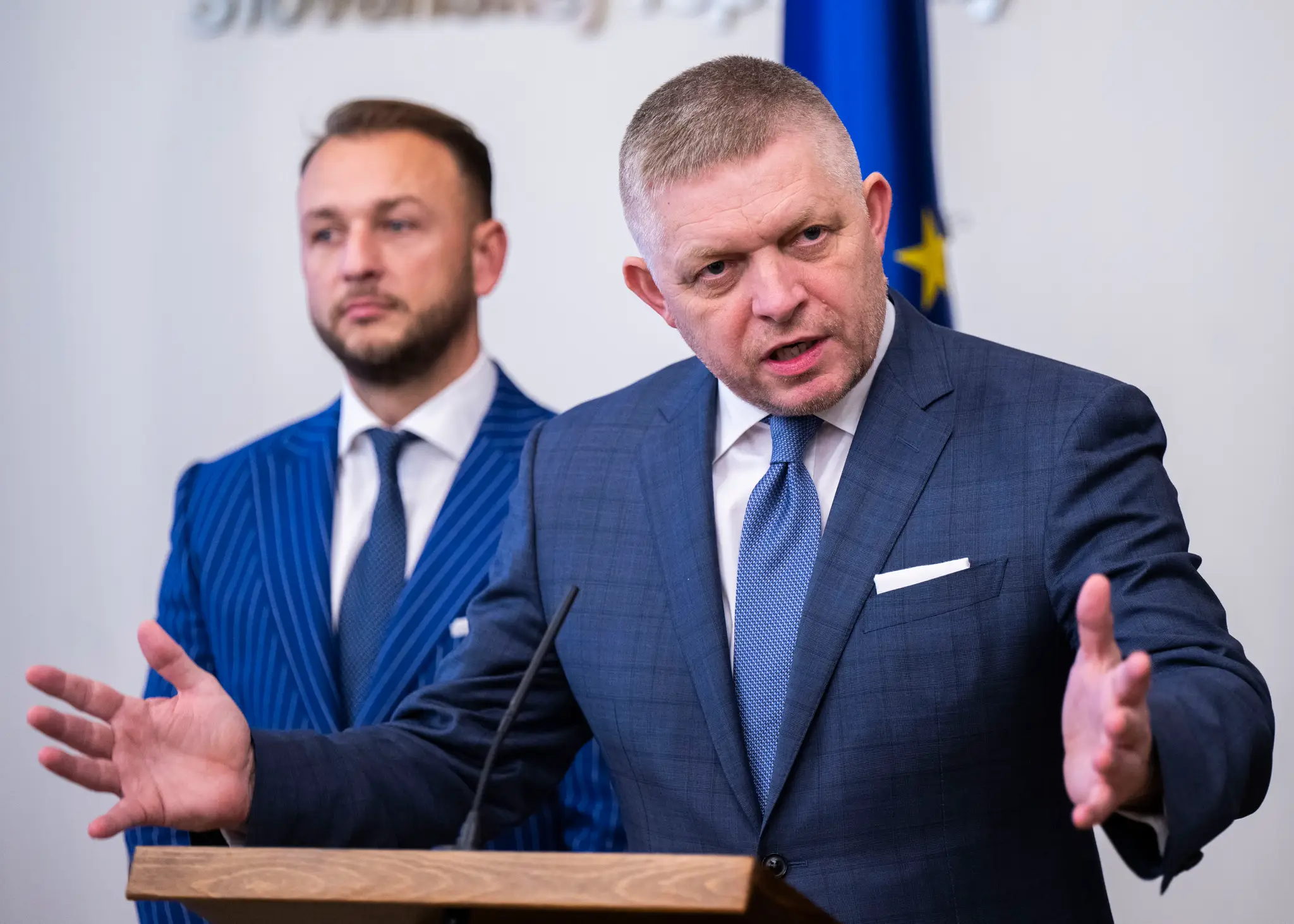 Miinister vnútra SR a predseda strany Hlas-SD Matúš Šutaj Eštok a premiér SR Robert Fico (Smer-SD).