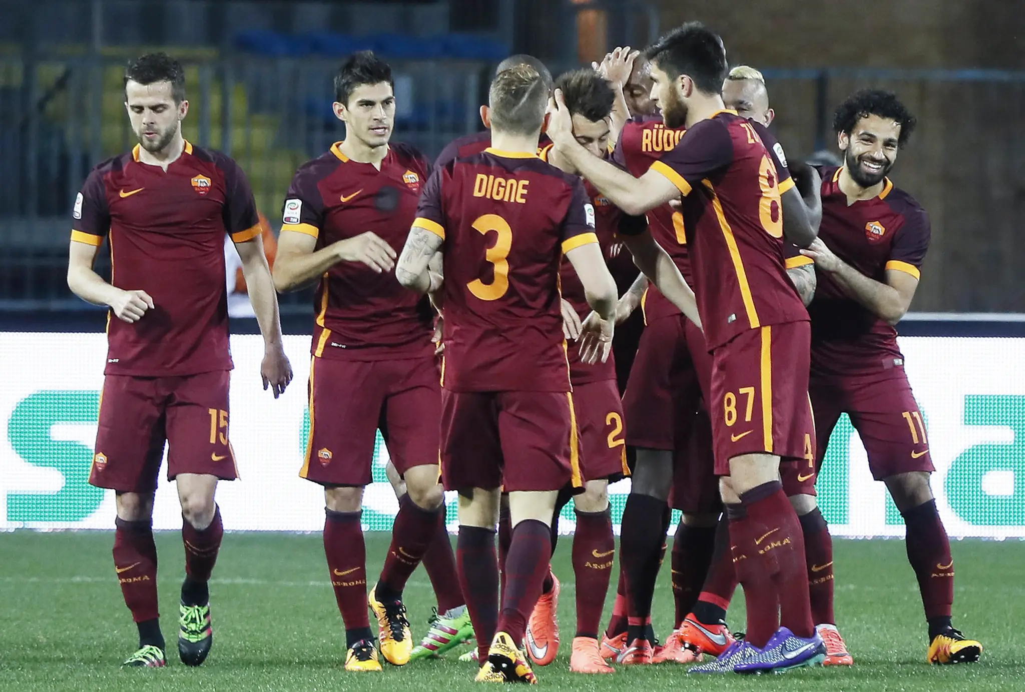 Hráč AS Rím Stephan El Shaarawy (uprostred) sa raduje z gólu so spoluhráčmi 