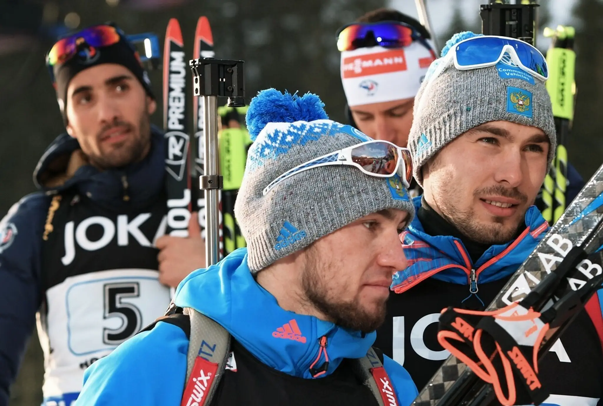 Francúz Martin Fourcade a Rusi Alexander Loginov a Anton Šipulin.