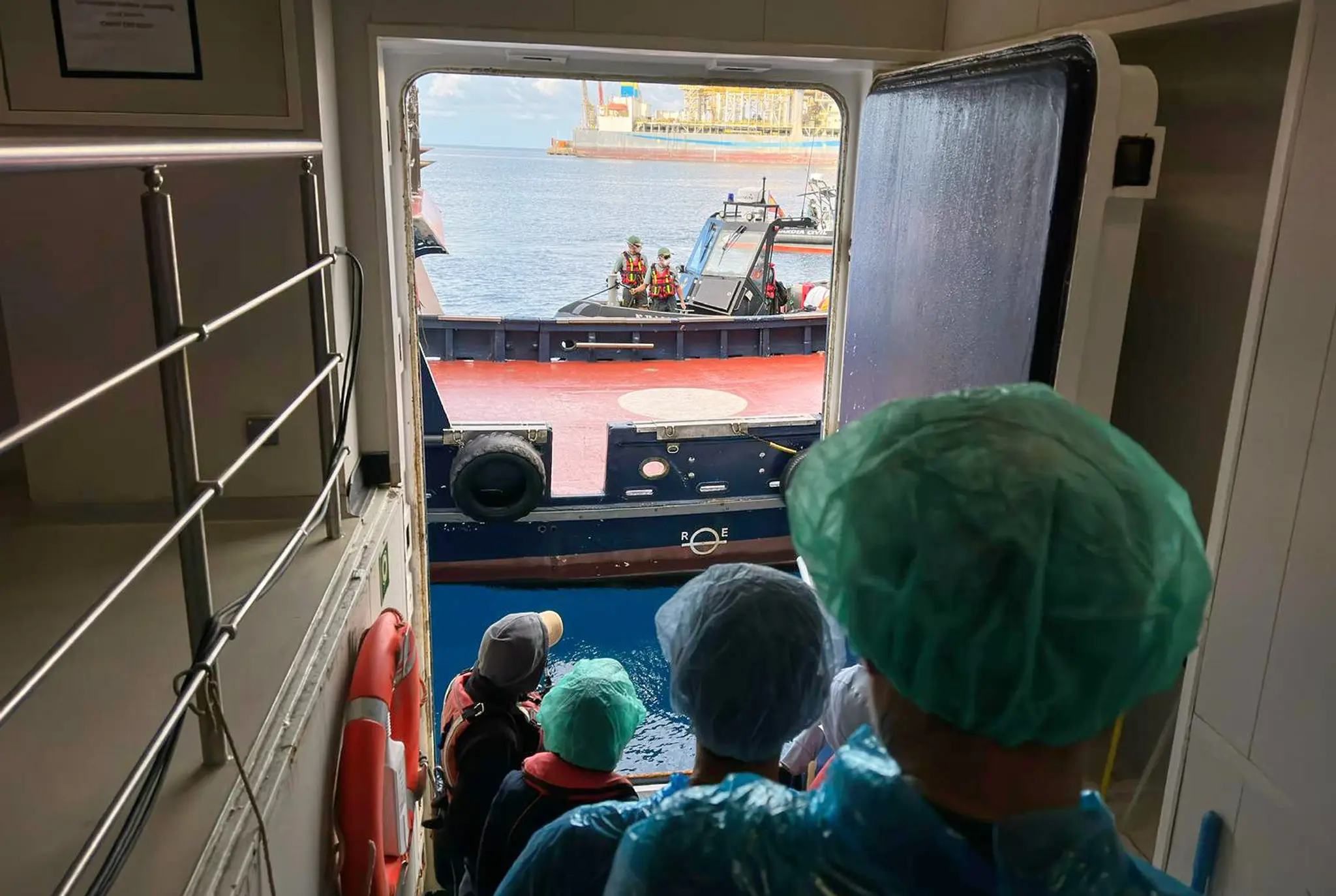 V prístave Granadilla na Tenerife vystupujú cestujúci z výletnej lode MV Hondius, na ktorej vypukla epidémia hantavírusu.