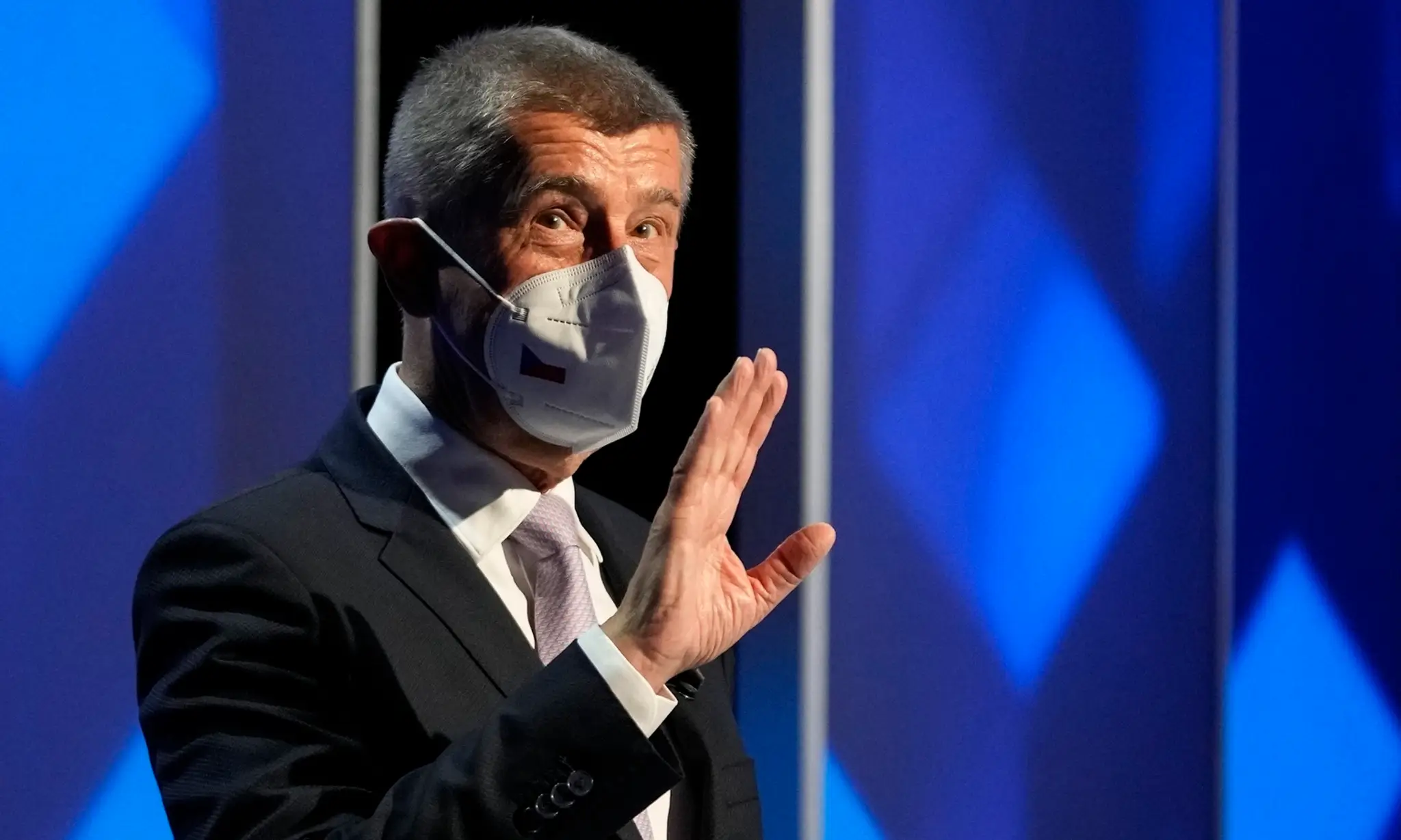 Český premiér Andrej Babiš máva počas televíznej debaty v Prahe pred budúcotýždňovými parlamentnými voľbami v Českej republike.