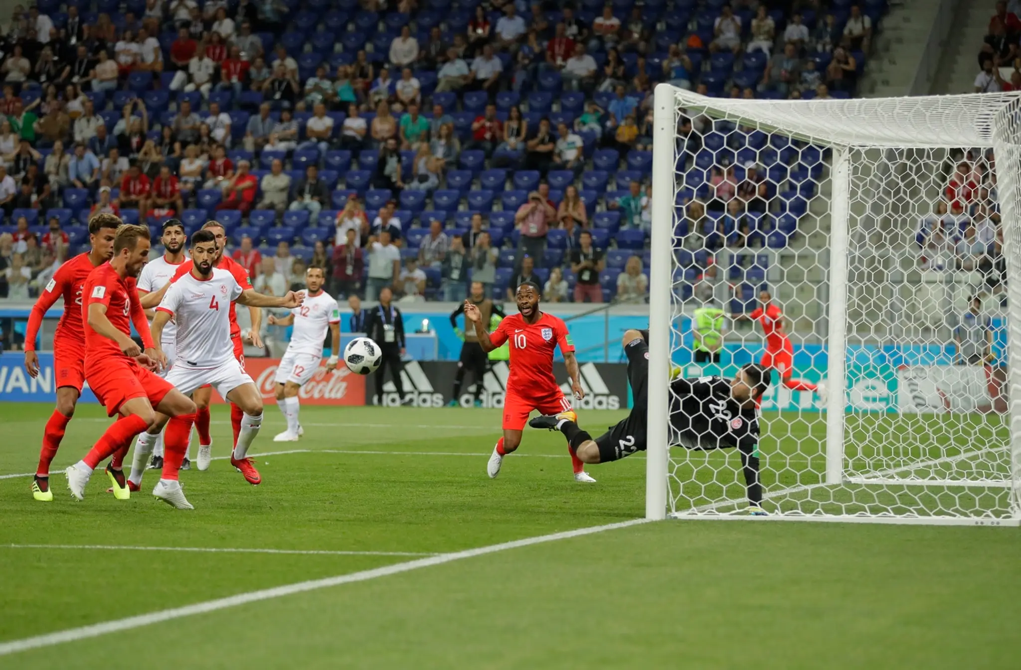 Na snímke druhý zľava hráč Anglicka Harry Kane strieľa úvodný gól mužstva