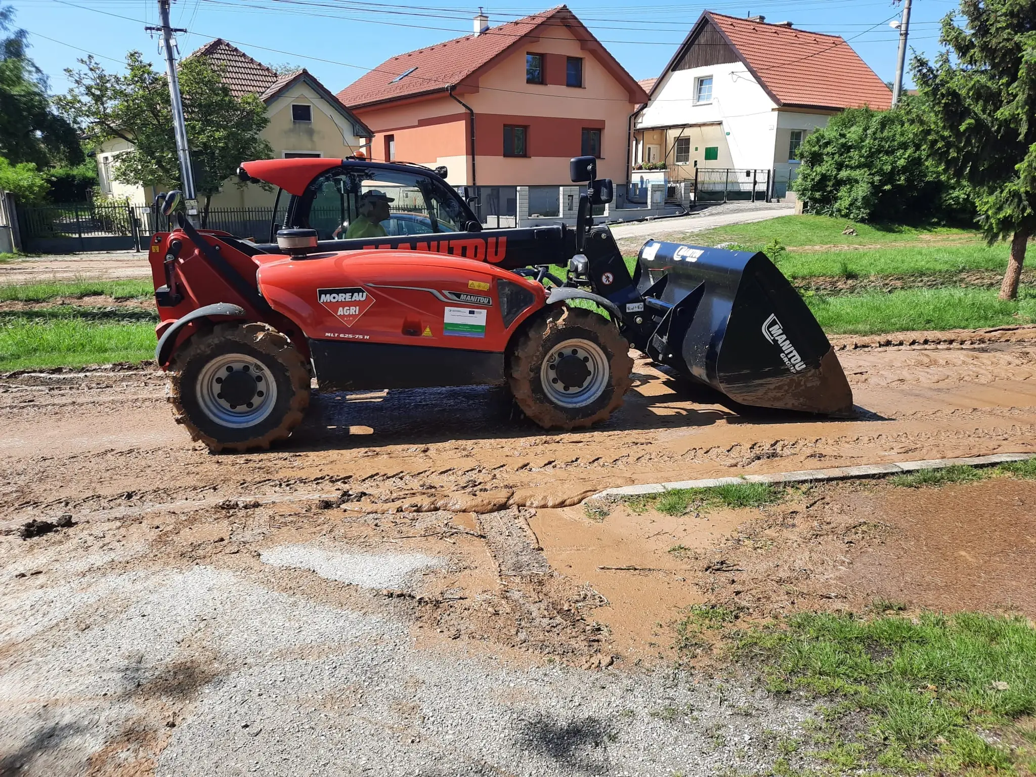 Škody po bleskových povodniach v Návojovciach.