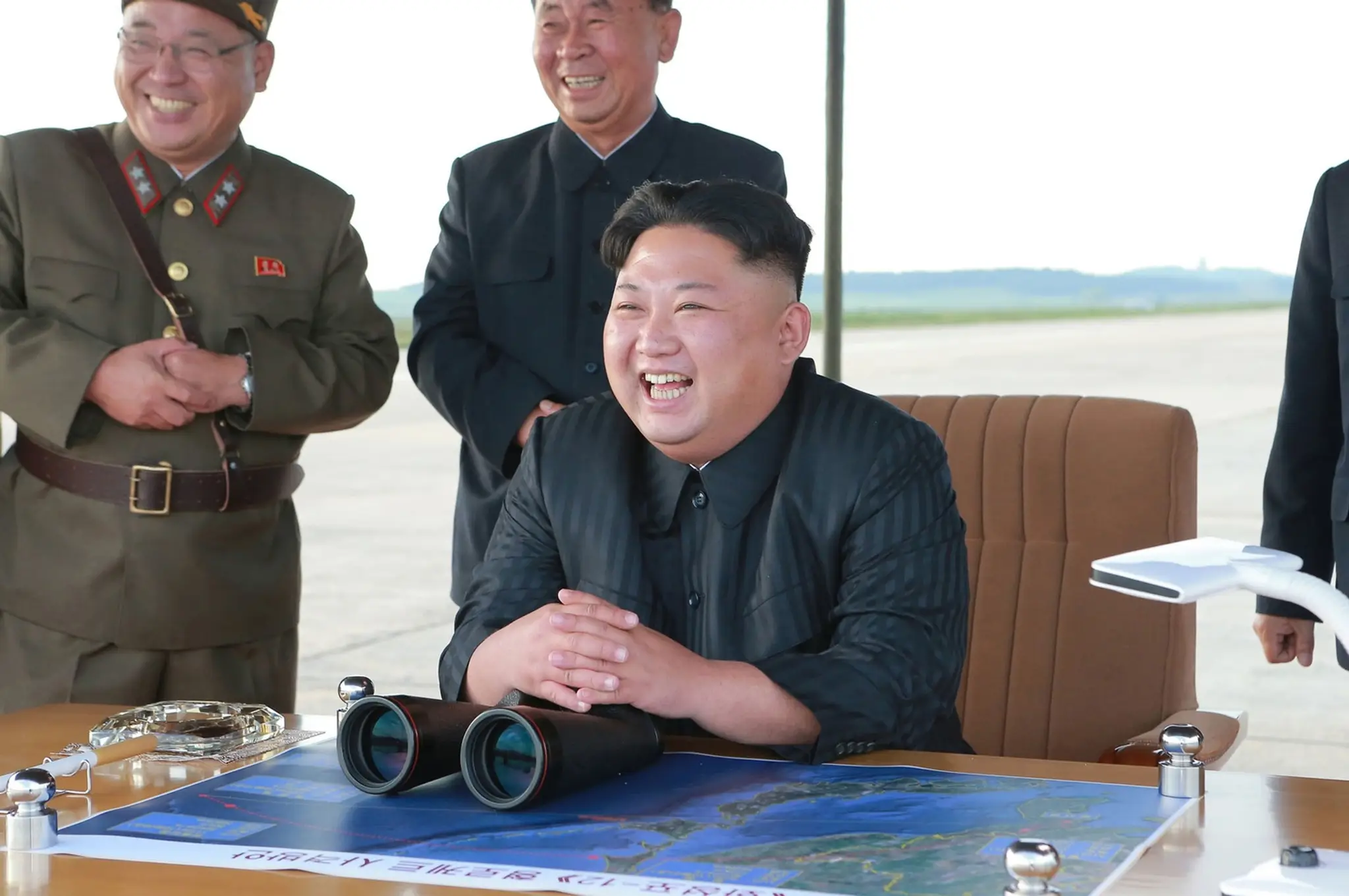 Kim Čong-un sleduje odpálenie rakety