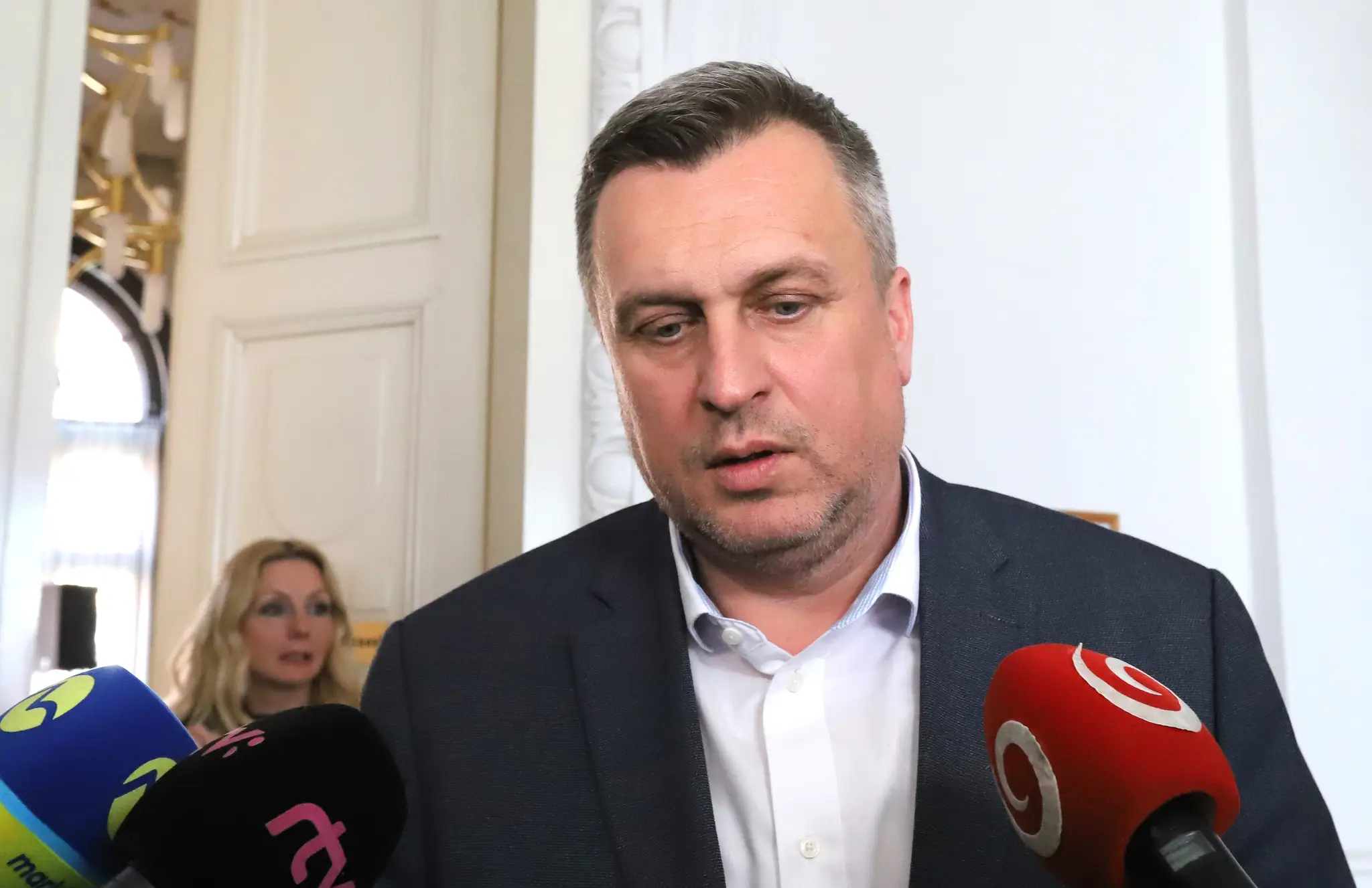 Andrej Danko počas rozhovoru s novinármi.