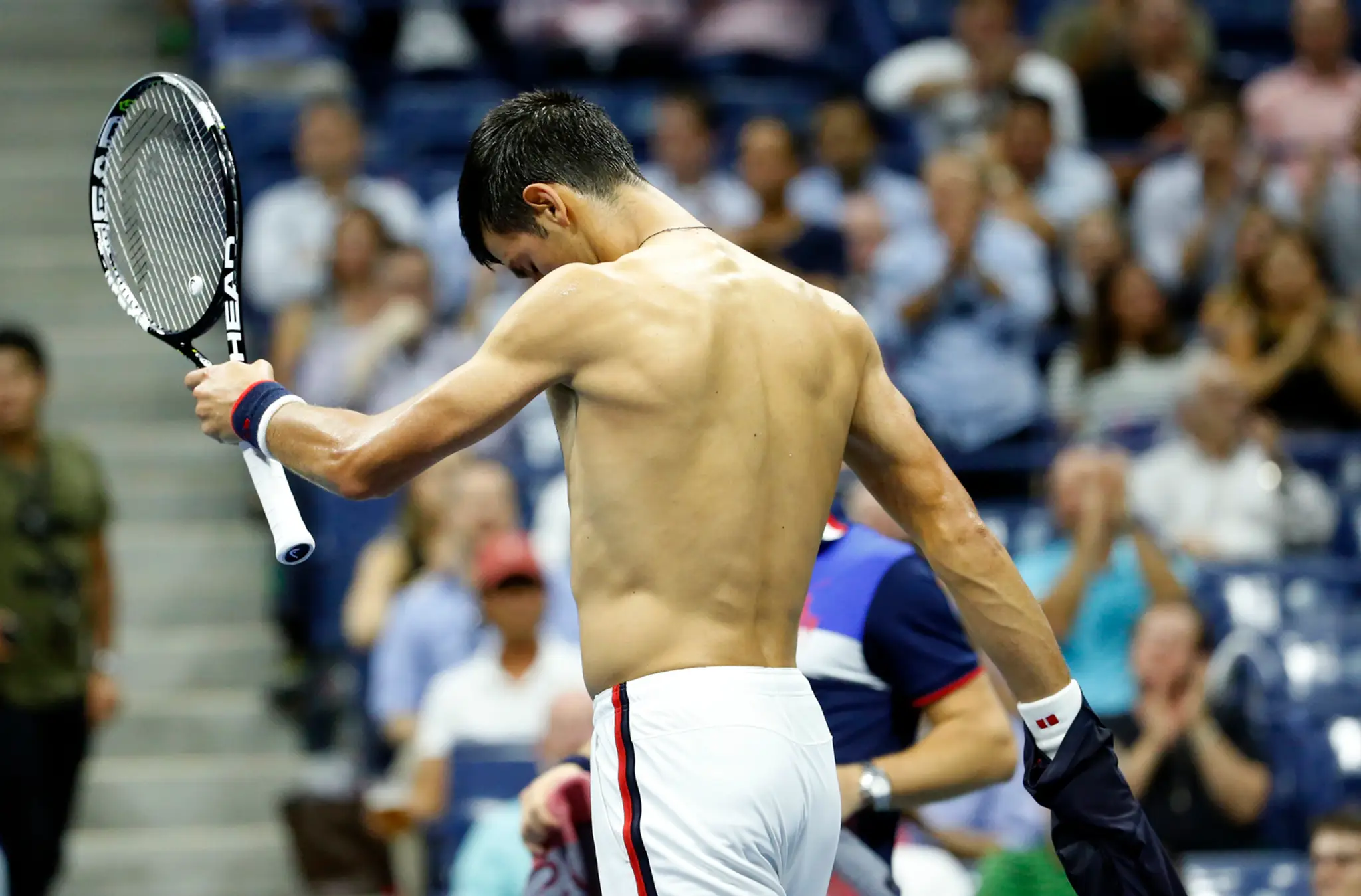 Srbský tenista Novak Djokovič si vyzliekol tričko po strate druhého setu proti Španielovi Felicianovi Lopezovi vo štvrťfinále mu