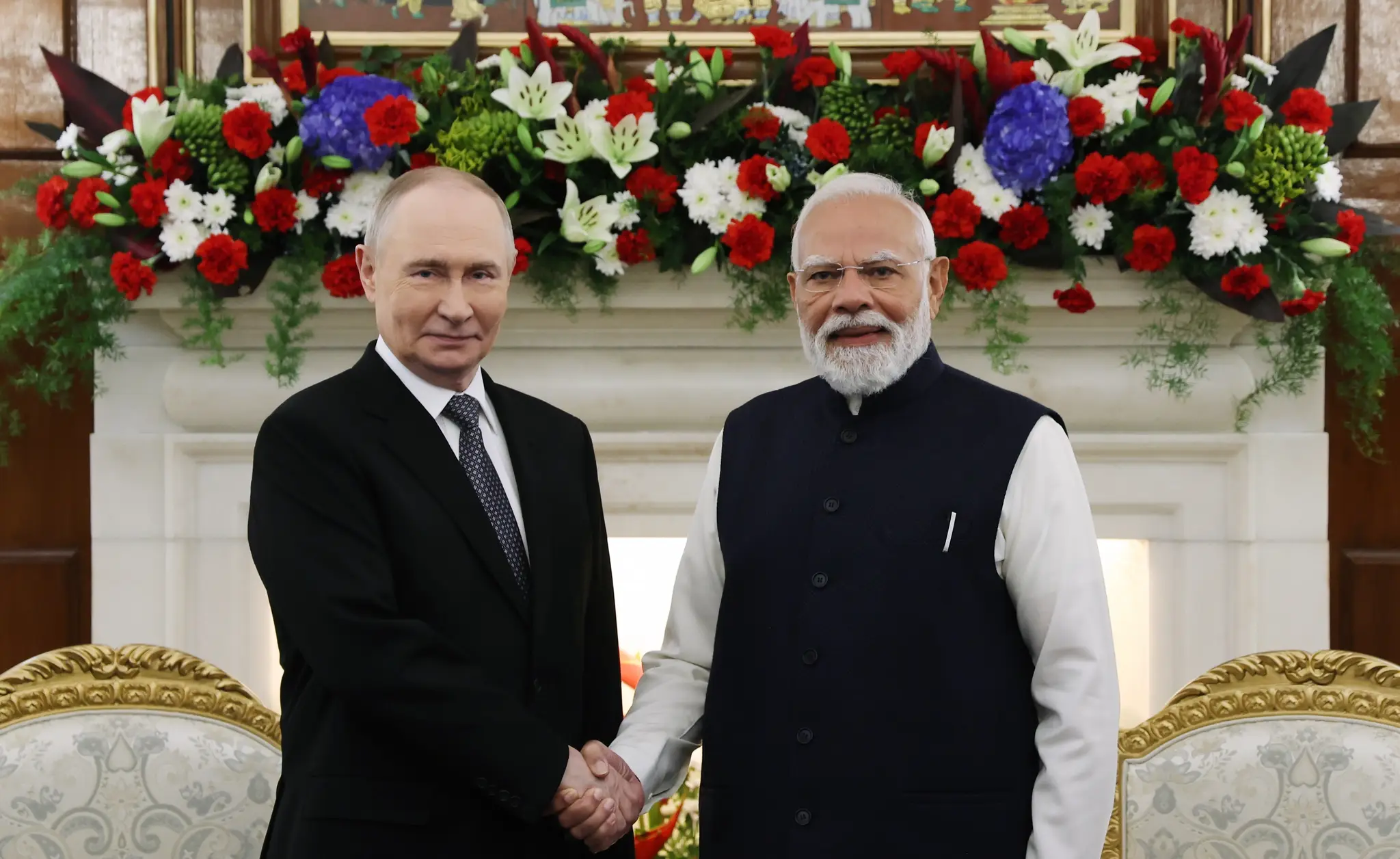 Ruský prezident Vladimir Putin (vľavo) a indický premiér Narendra Modi pózujú na fotografii počas rokovaní v Hyderabad House v Naí Dillí.