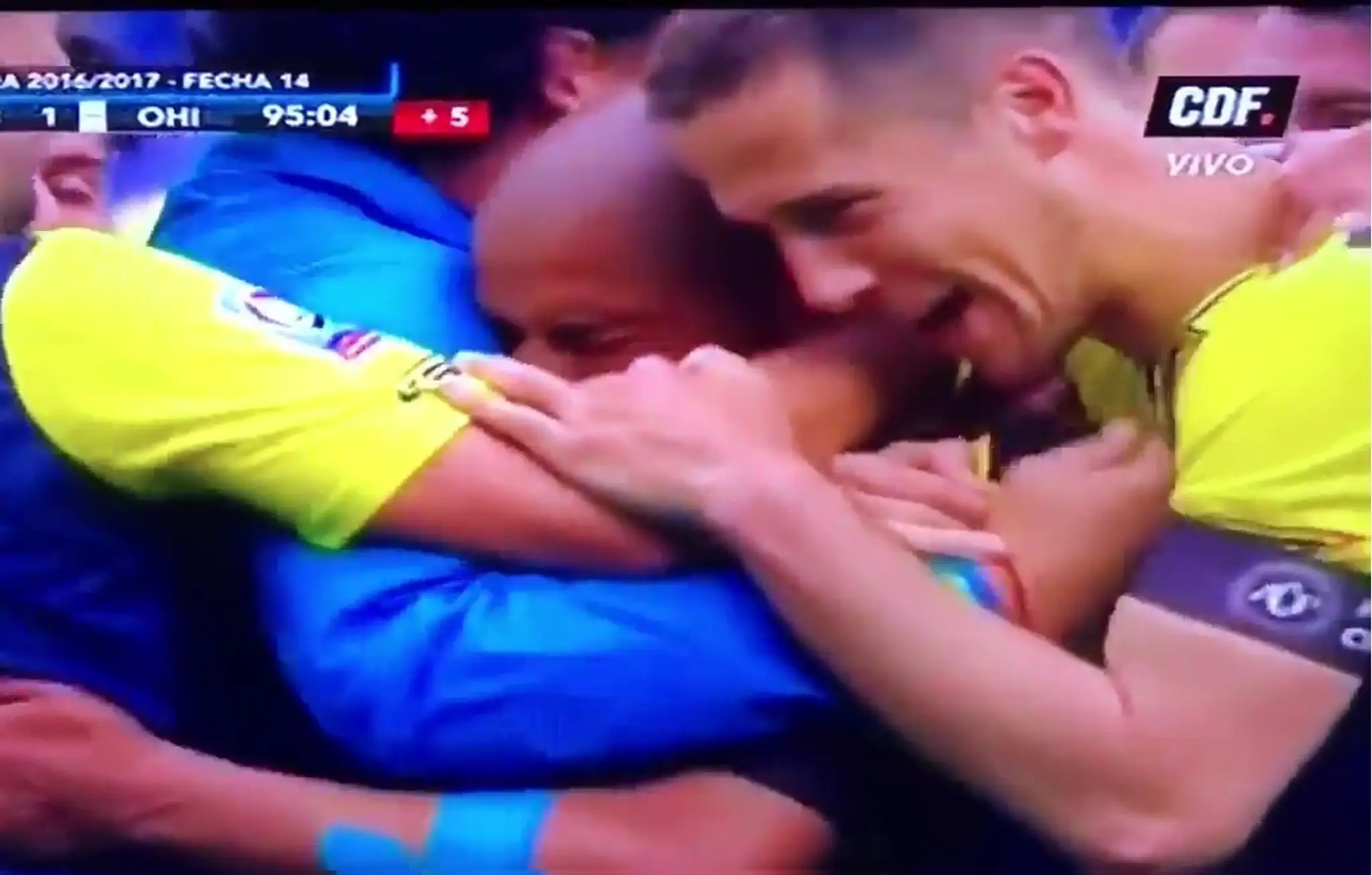 Alejandro Camargo sa raduje so spoluhráčmi po svojom krásnom góle.