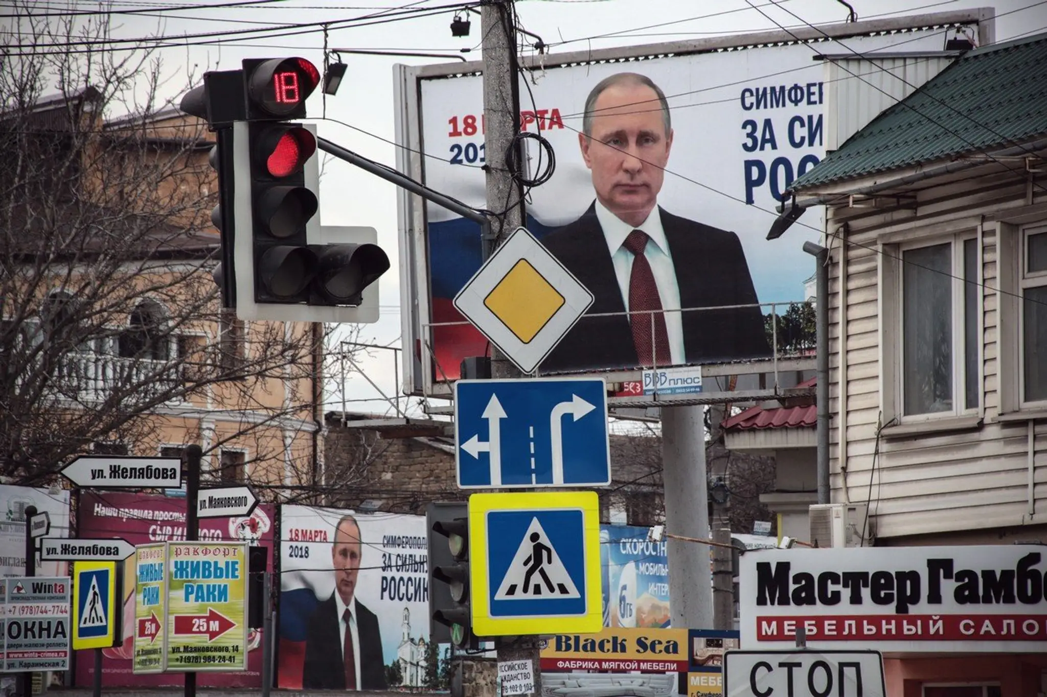 O víťazstve Putina neexistujú takmer žiadne pochybnosti, Kremeľ sa však obáva účasti. 