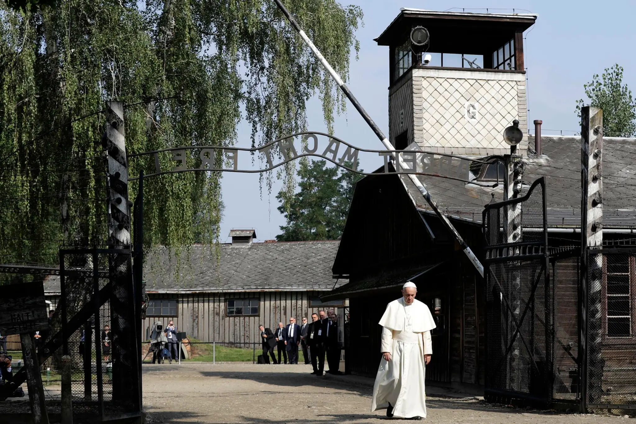 Pápež František počas návštevy bývalého koncentračného tábora Auschwitz- Birkenau.