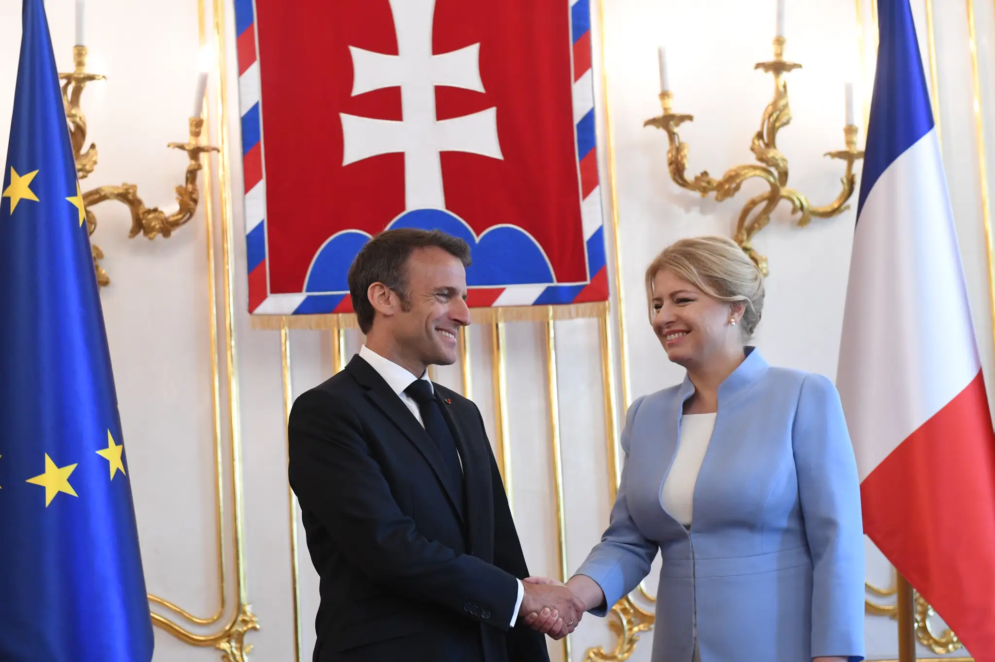 Francúzsky prezident Emmanuel Macron pricestoval na Slovensko.