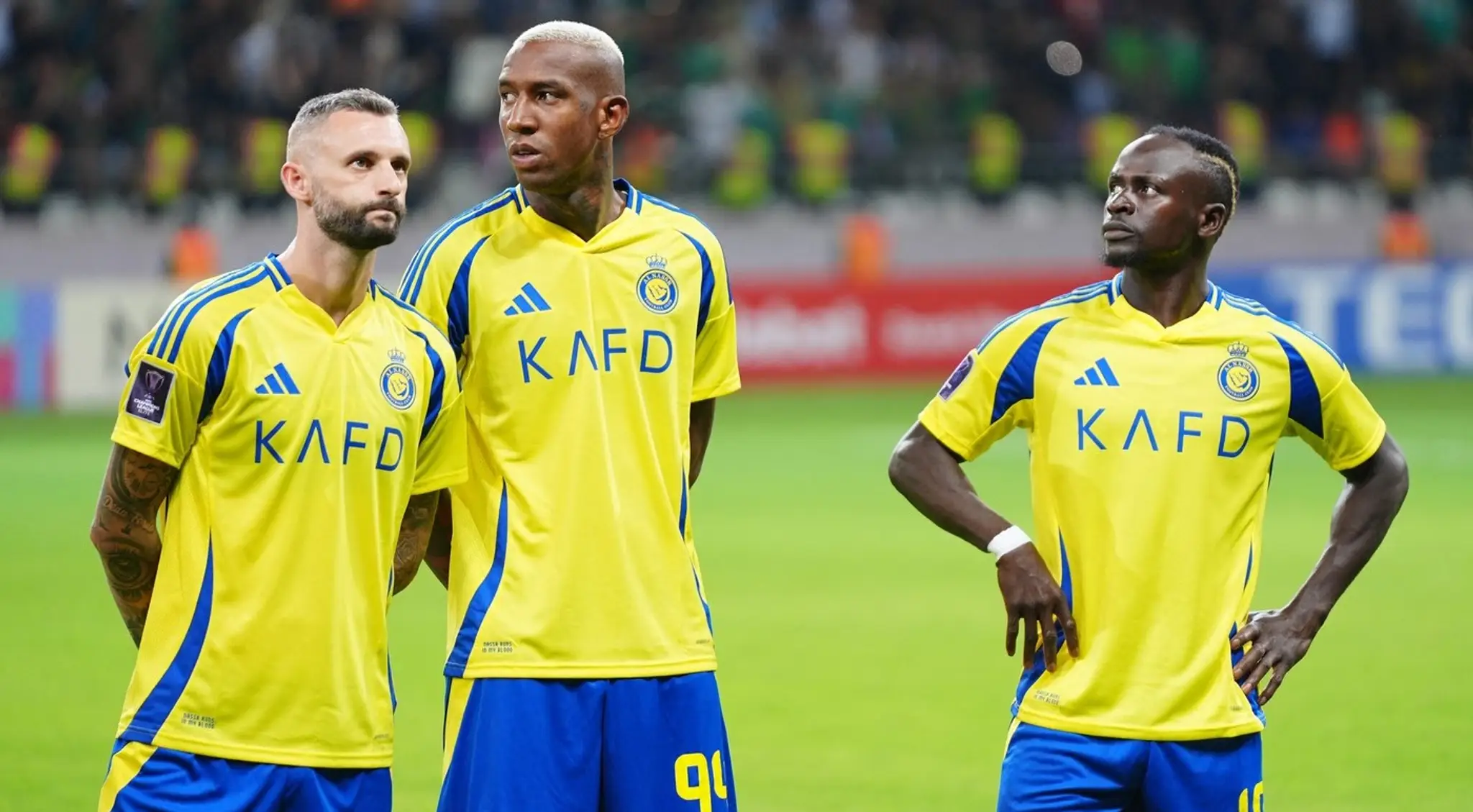 Anderson Talisca (uprostred) v spoločnosti Marcela Brozoviča (vľavo) a Sadia Maného.