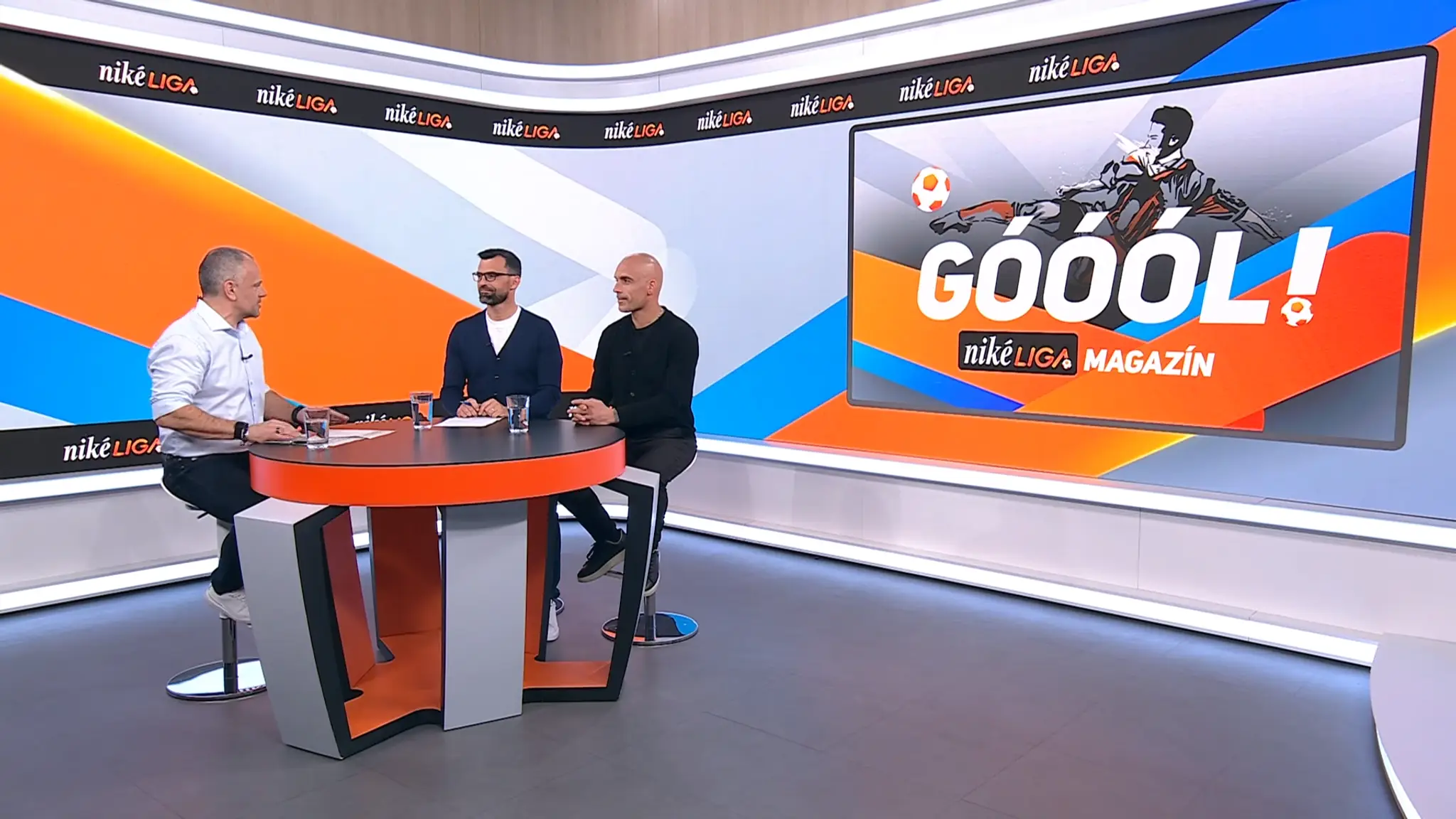 Moderátor Slavo Jurko a futbaloví experti Martin Mikulič s Jurajom Piroskom.