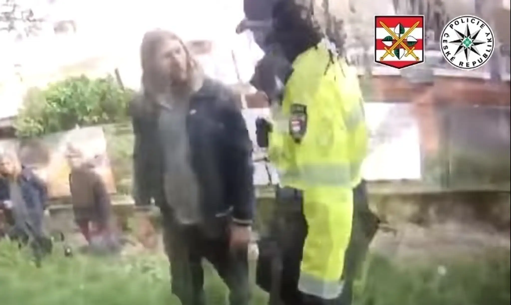Mestská policajtka konfrontuje muža, ktorý močil na verejnosti.
