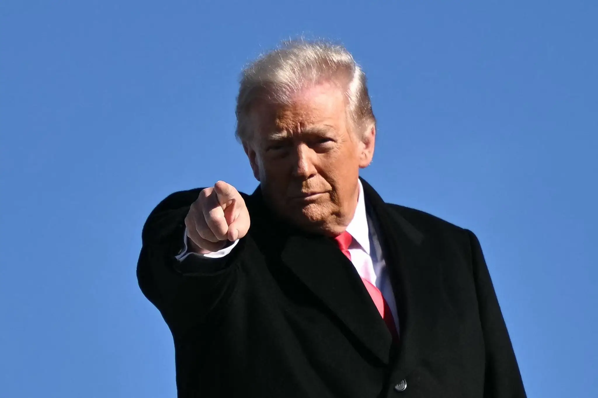 Americký prezident Donald Trump gestikuluje pri nastupovaní do lietadla Air Force One na základni Joint Base Andrews.