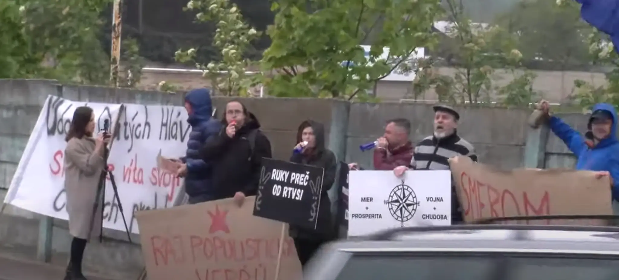 Protest pred rokovaním vlády v Dolnej Krupej.