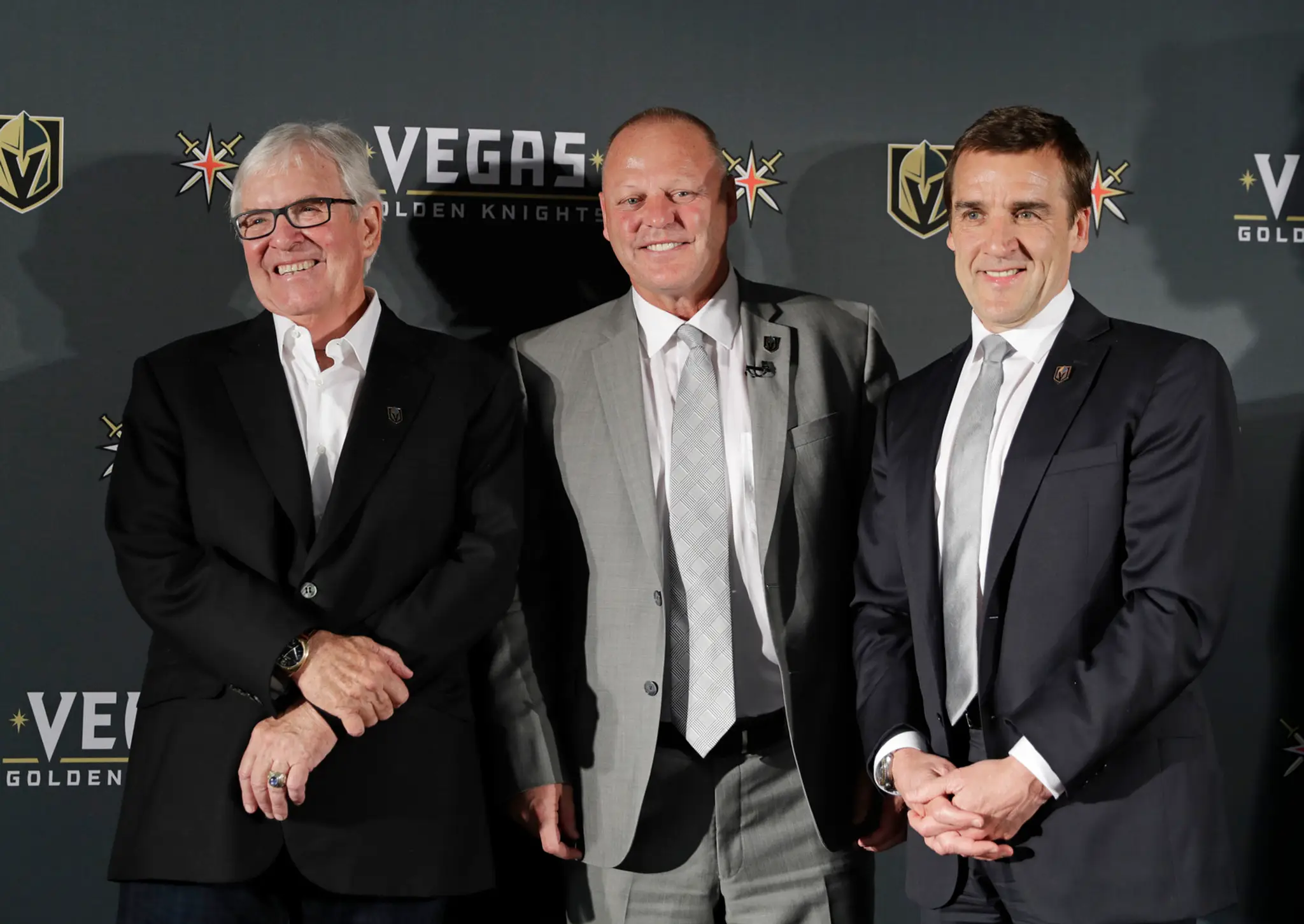 V strede tréner Vegas Golden Knights Gerard Gallant, vľavo majite klubu Bill Foley a vpravo GM George McPhee.
