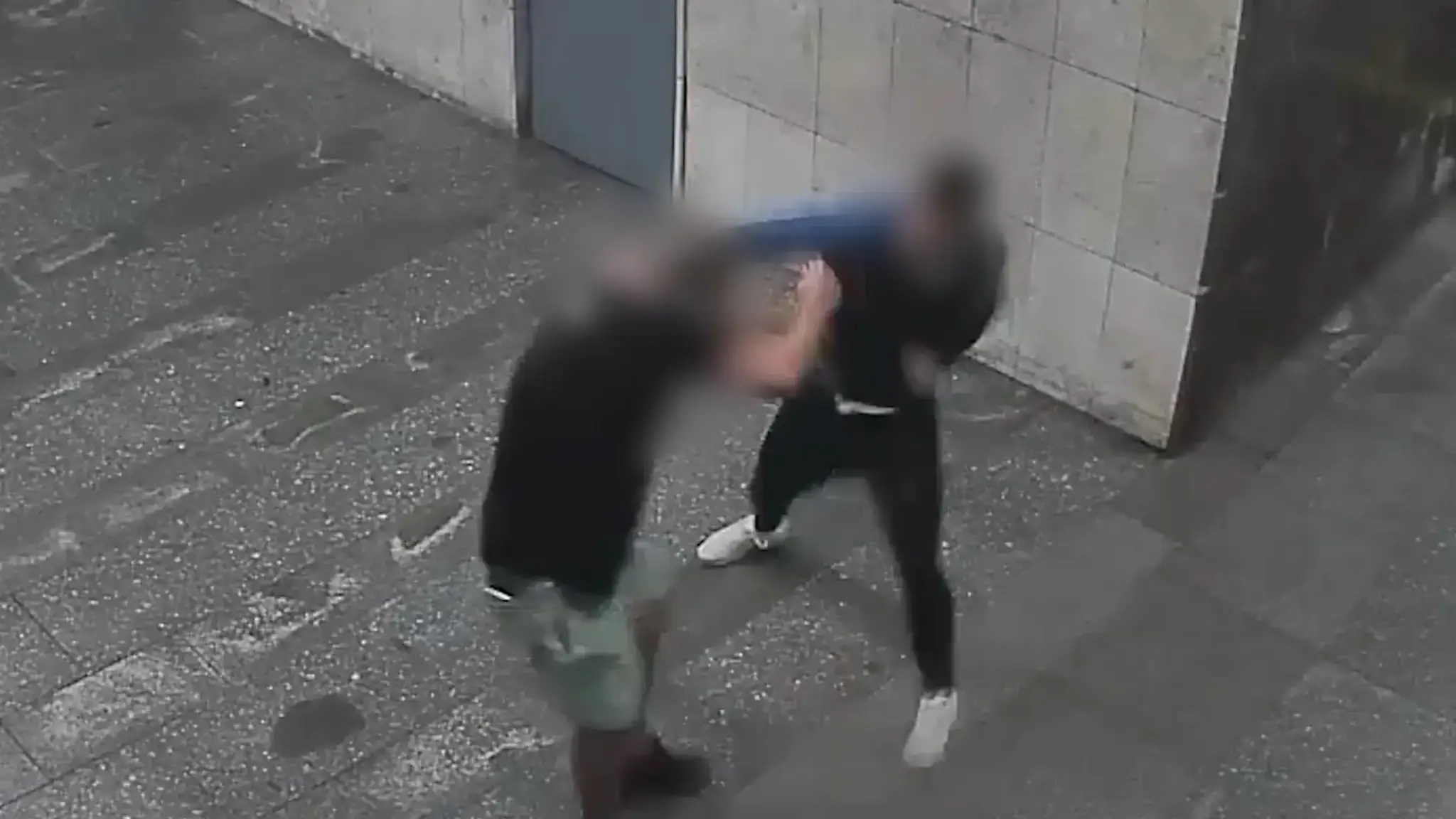 Boxer bezdôvodne zaútočil na náhodného muža. 