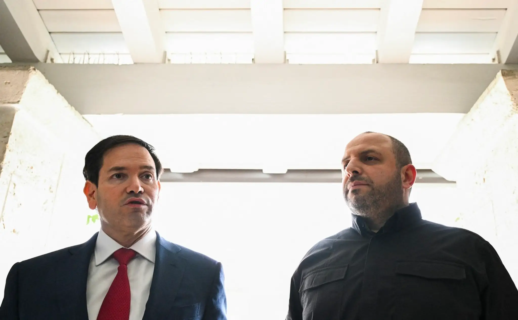 Americký minister zahraničných vecí Marco Rubio a tajomník Rady národnej bezpečnosti a obrany Ukrajiny Rustem Umerov hovoria s novinármi po stretnutí v Hallandale Beach na Floride.