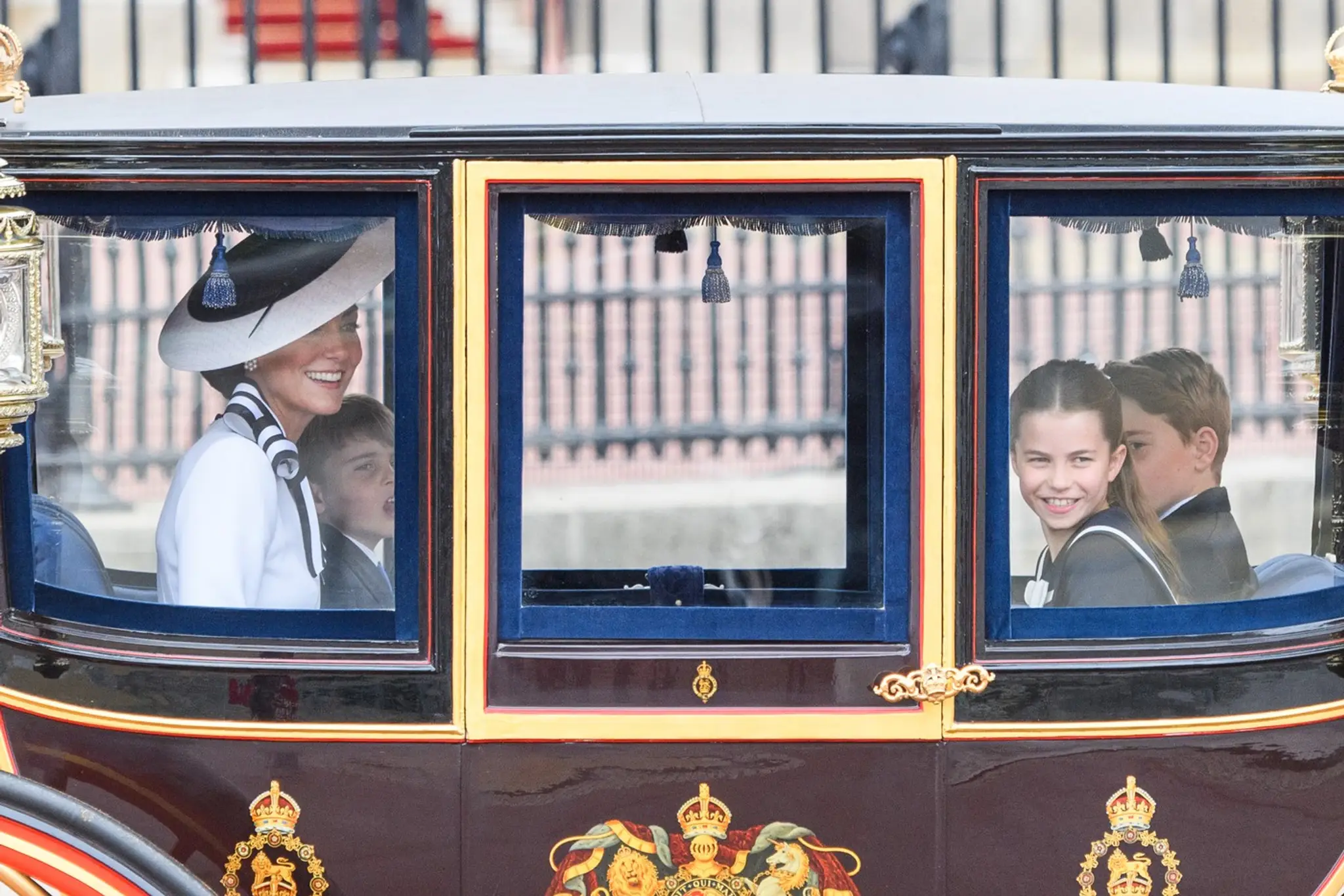 Princezná Kate s deťmi počas prehliadky