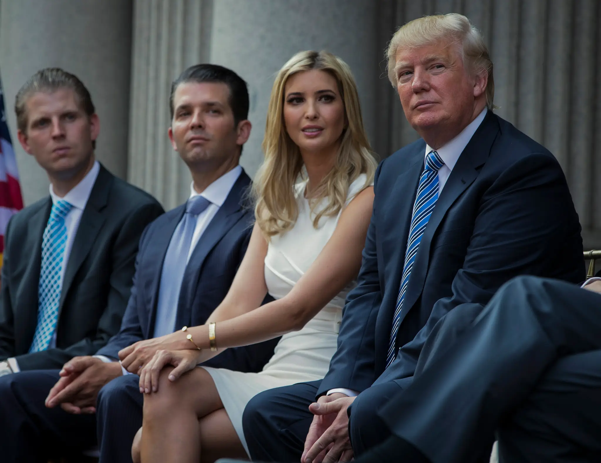 Donald Trump (vpravo) a jeho deti, zľava Eric Trump, Donald Trump Junior  a Ivanka Trumpová vo Washingtone.