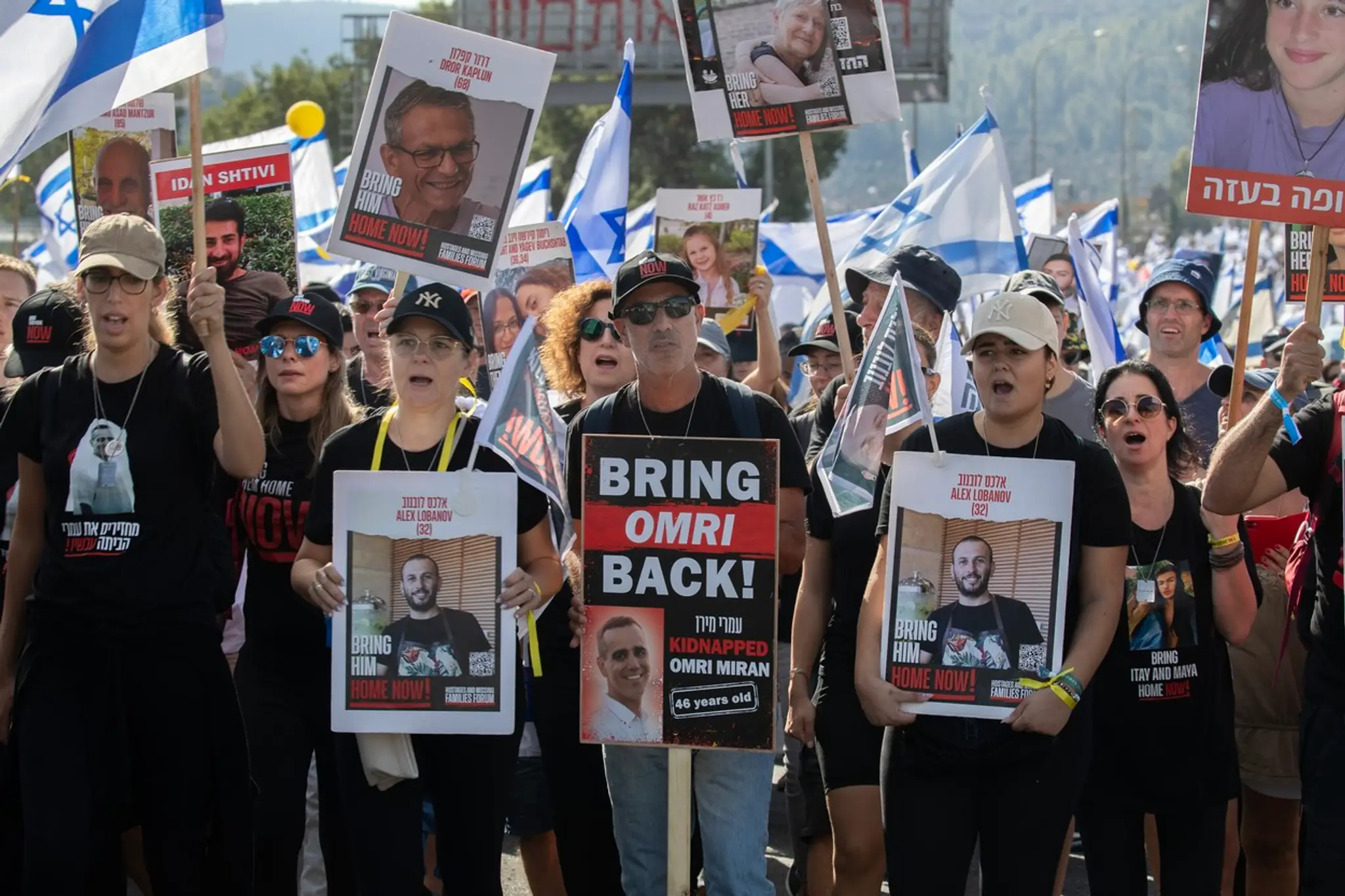 Príbuzní unesených rukojemníkov na protestnej akcii.