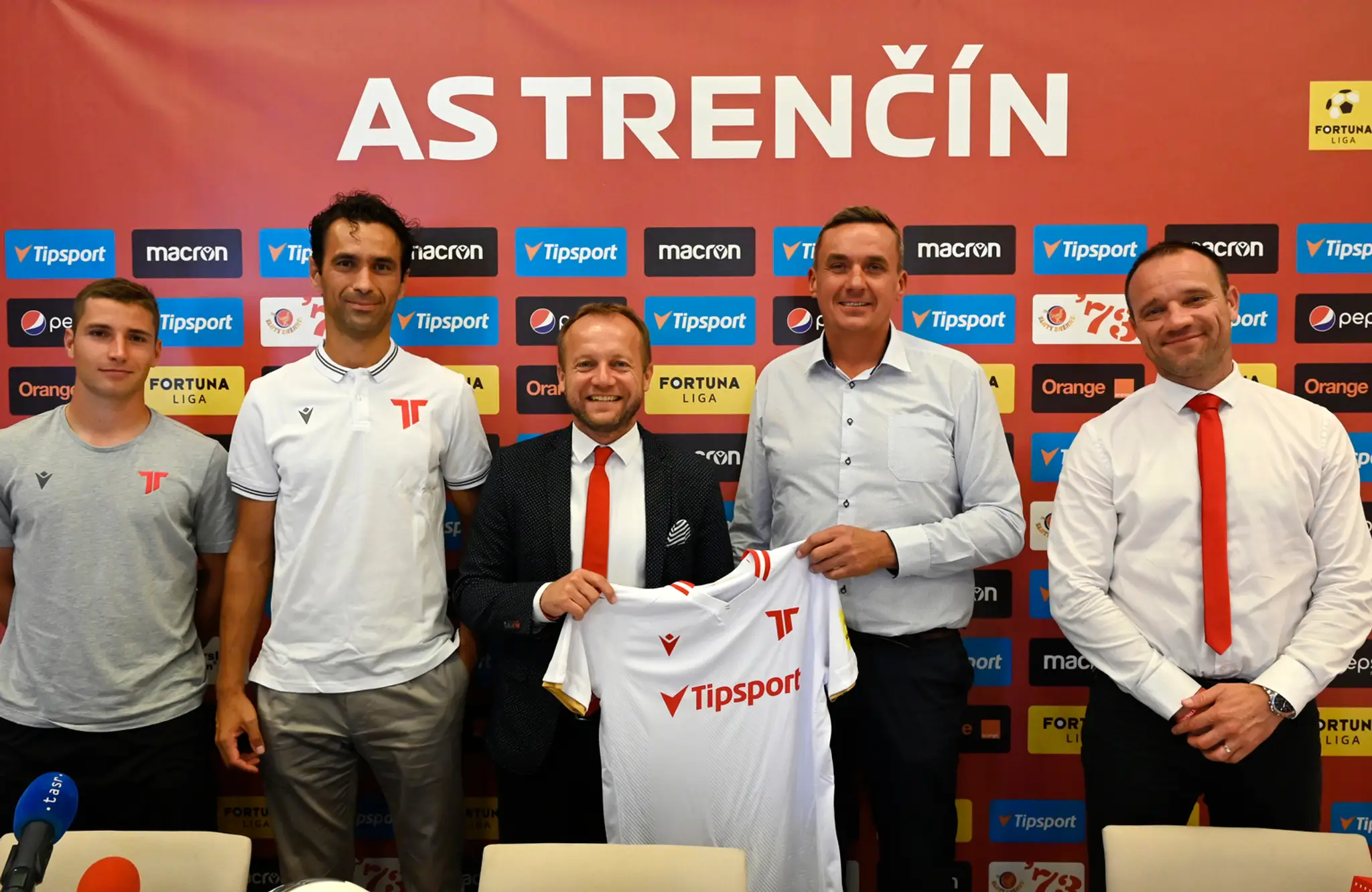 Zľava Trenčan Samuel Lavrinčík, tréner Peter Hlinka, generálny manažér Róbert Rybníček, Martin Tabák z Tipsportu a marketingový 