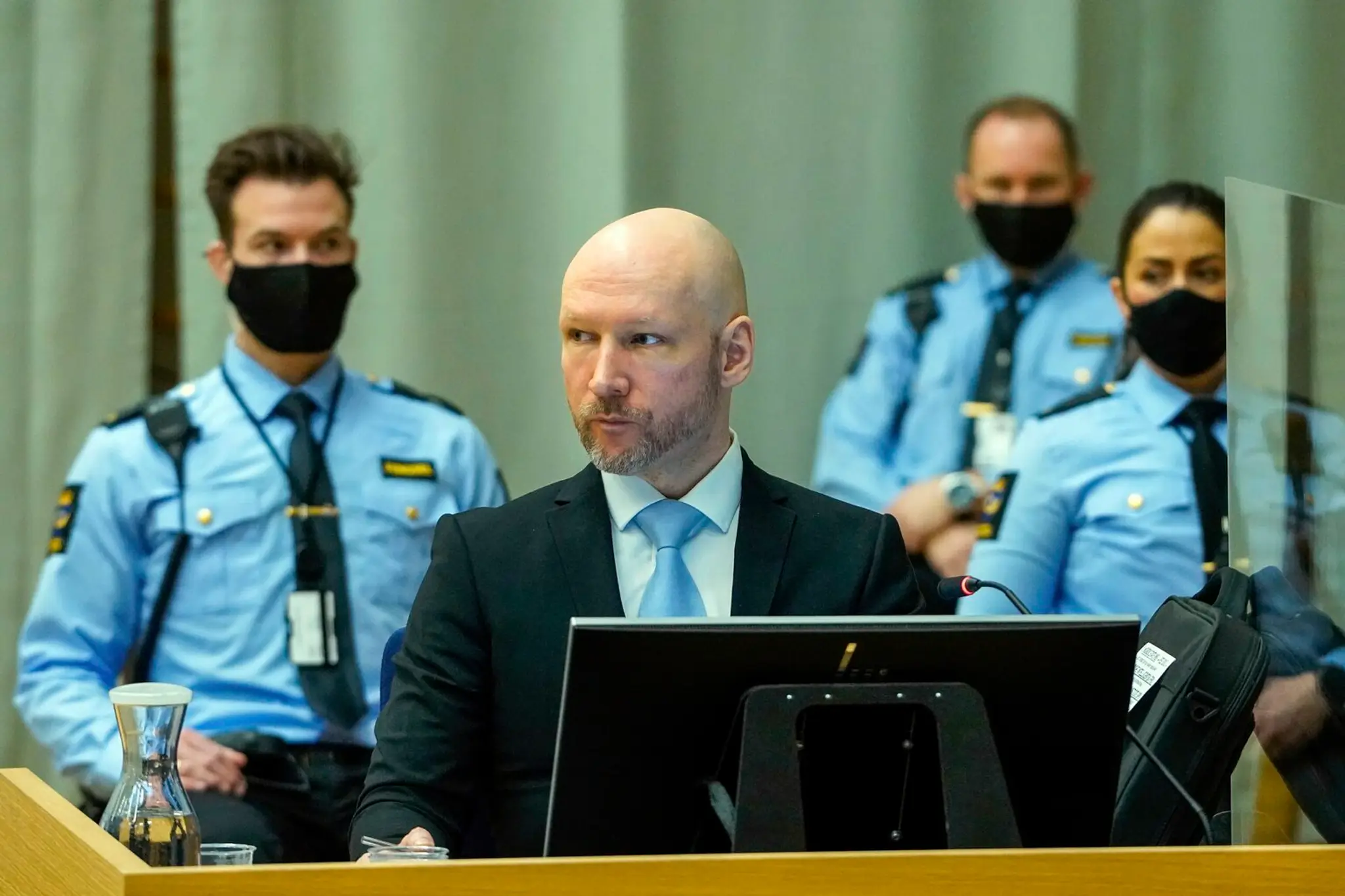 Nórsky masový vrah Anders Behring Breivik sedí počas druhého dňa  pojednávania v telocvični väznice Skien.