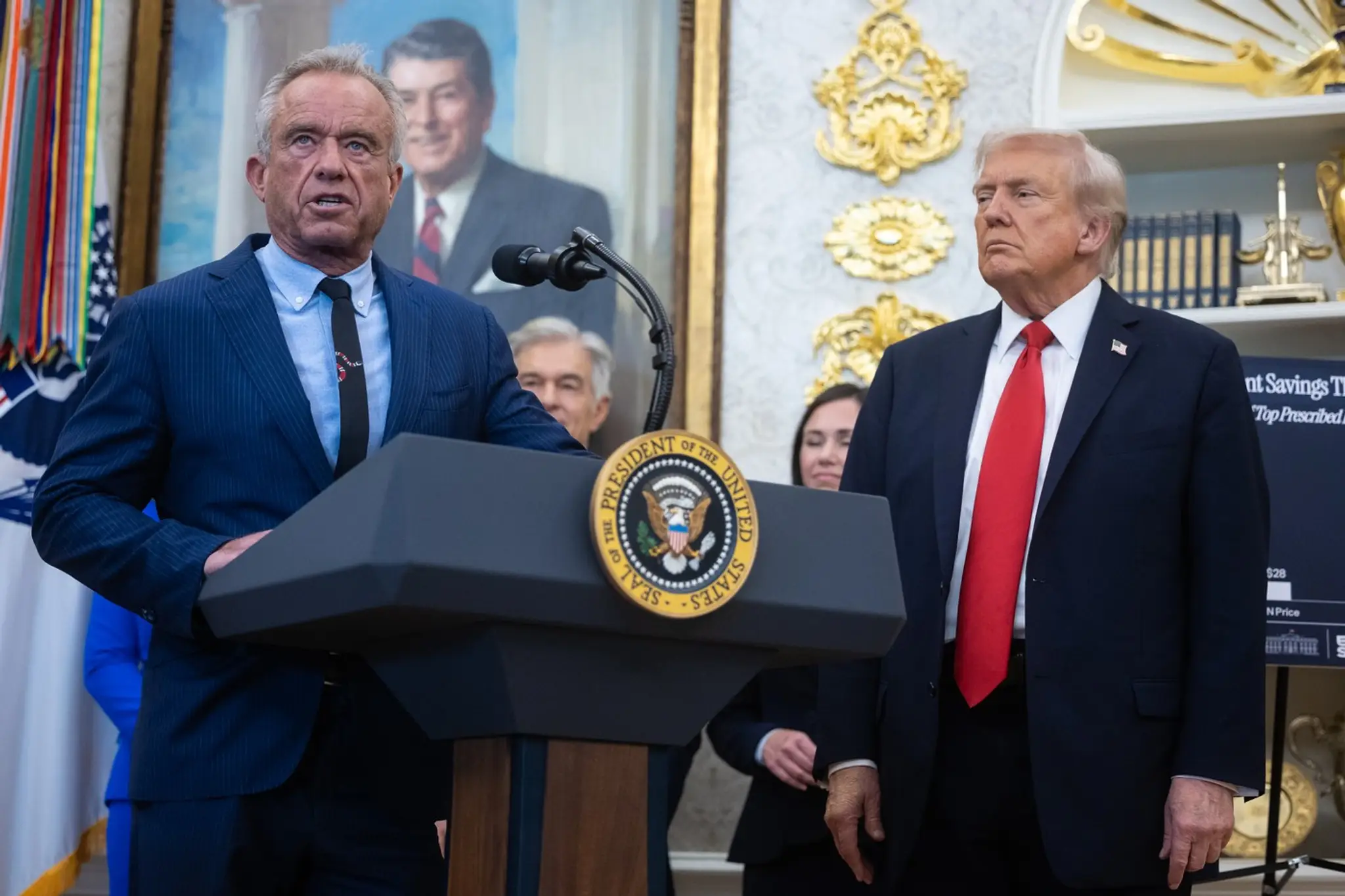 Americký minister zdravotníctva Robert F. Kennedy a prezident USA Donald Trump.