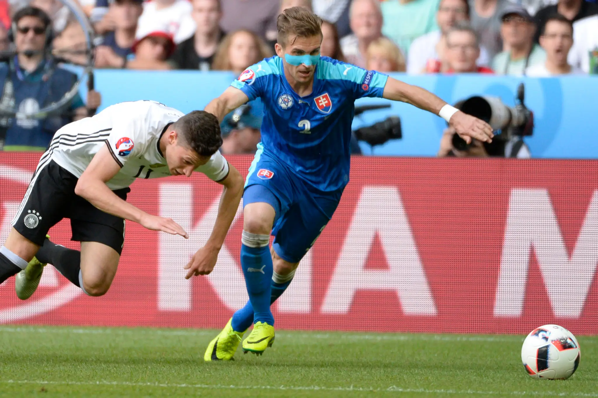 Na snímke vpravo Peter Pekarík a nemecký záložník Julian Draxler v súboji na ME.