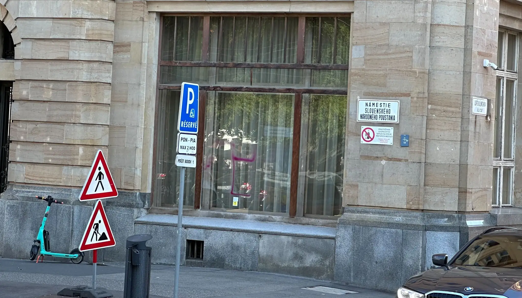 Hákový kríž na budove ministerstva 