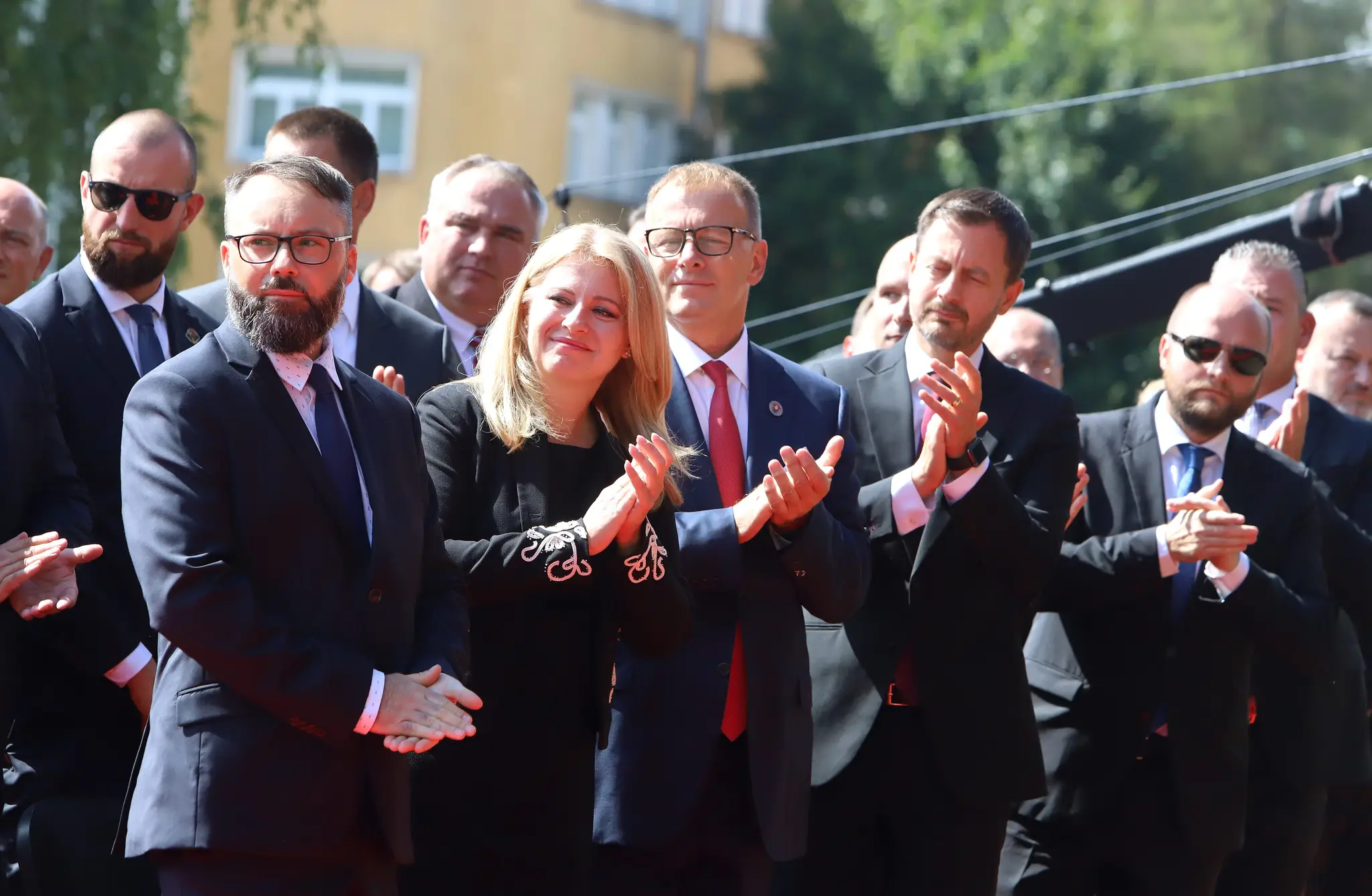 Zľava riaditeľ Múzea SNP Marian Uhrin, prezidentka SR Zuzana Čaputová, predseda parlamentu Boris Kollár (Sme rodina), predseda vlády SR Eduard Heger (OĽaNO) a minister obrany Jaroslav Naď (OľANO) tlieskajú počas celoštátnych osláv 78. výročia SNP v areáli