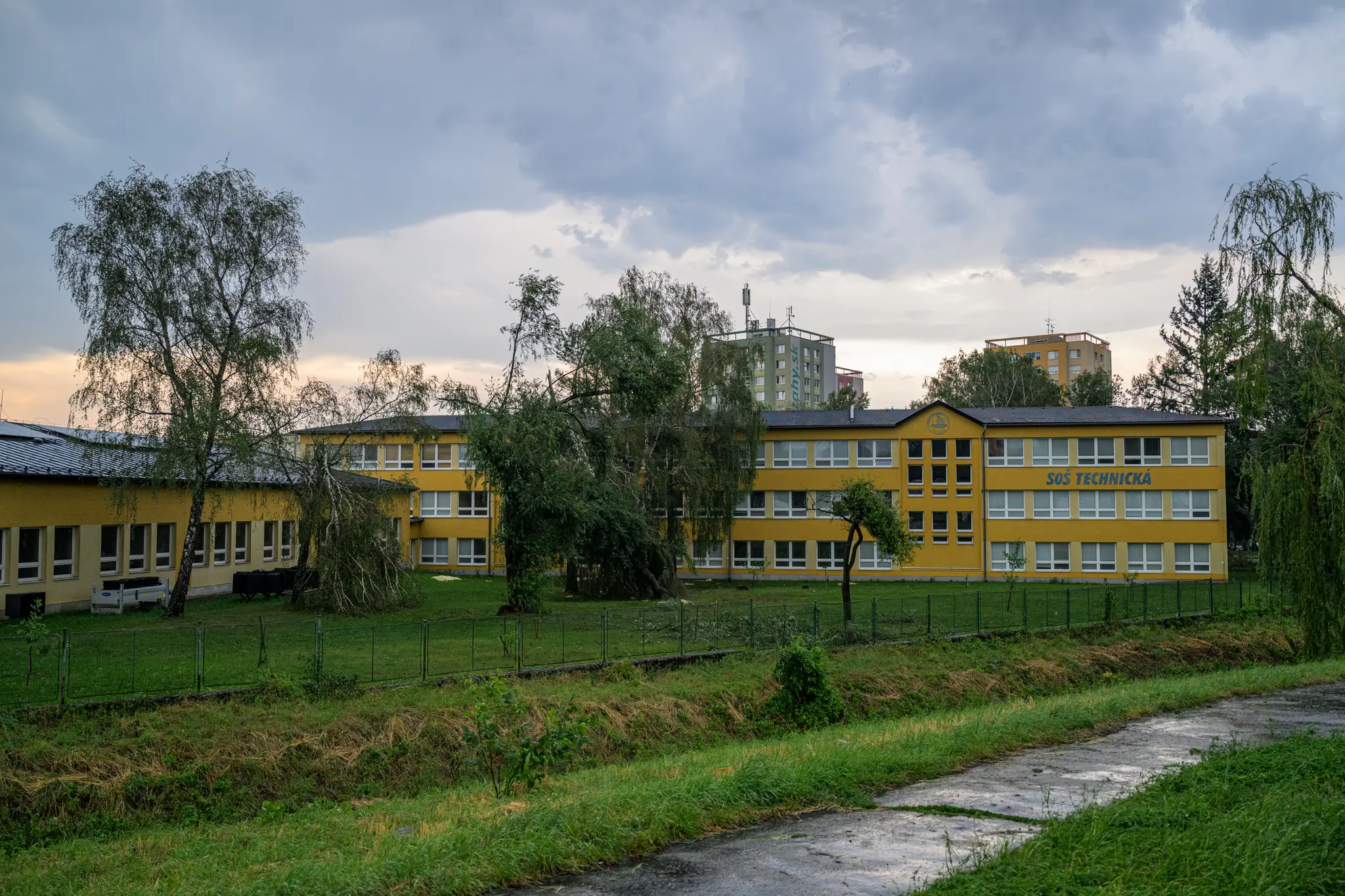 Stromy poničilo aj v areáli školy na prešovskom sídlisku III.