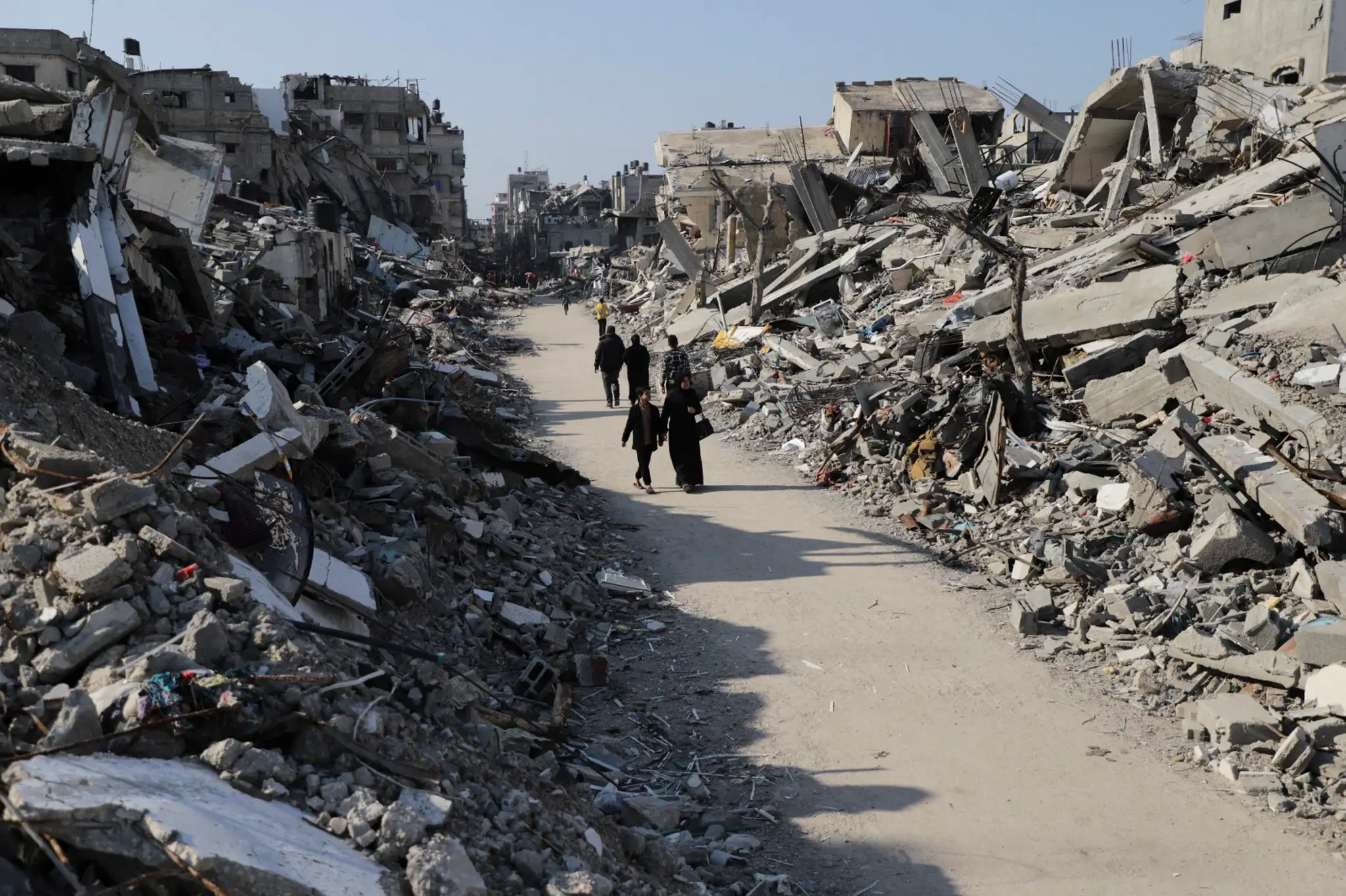 Palestínčania prechádzajú skazou po izraelskej ofenzíve v utečeneckom tábore Džabalíja.