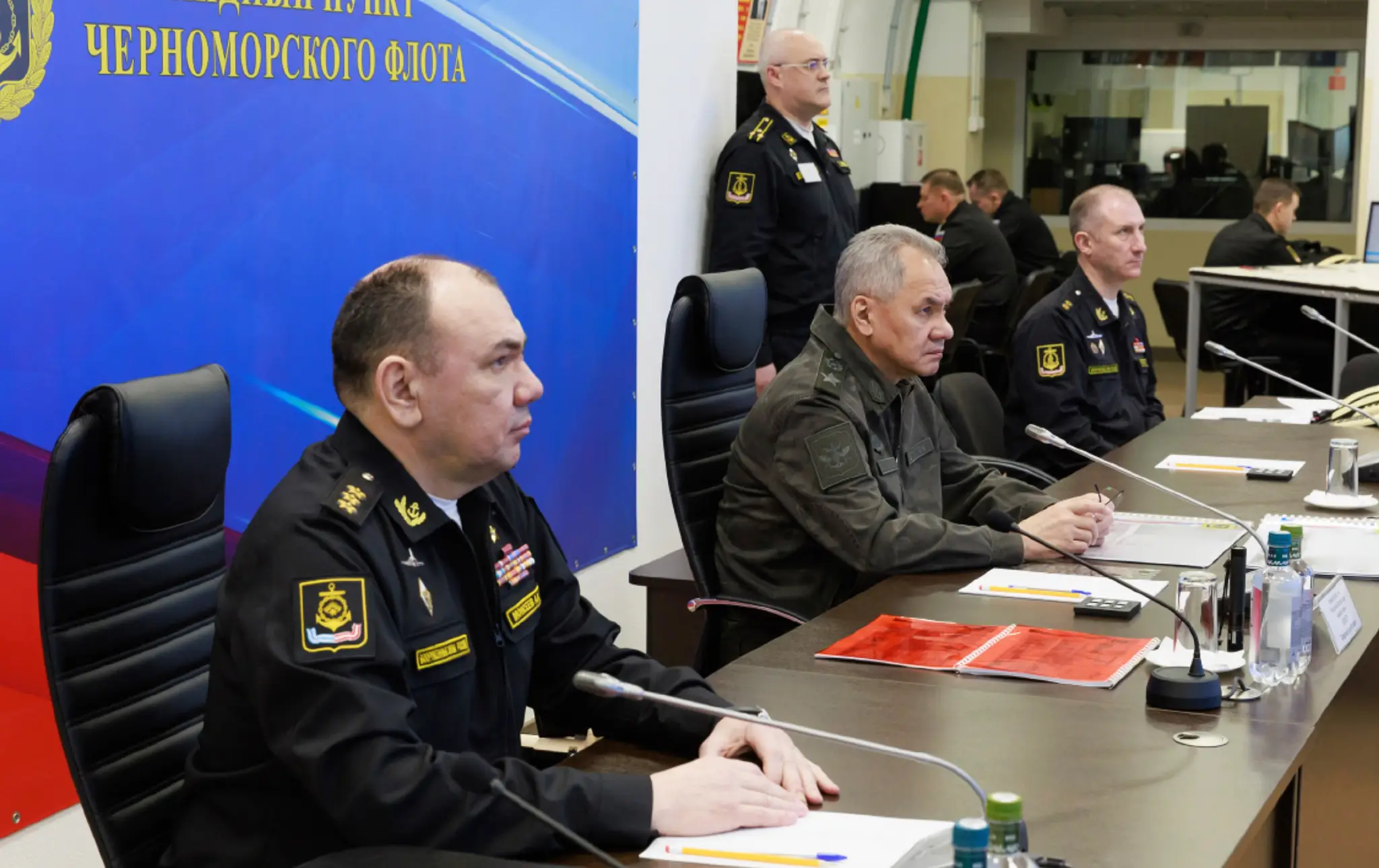 Veliteľ Severnej flotily admirál Alexandr Moisejev (vľavo) a ruský minister obrany Sergej Šojgu (uprostred).