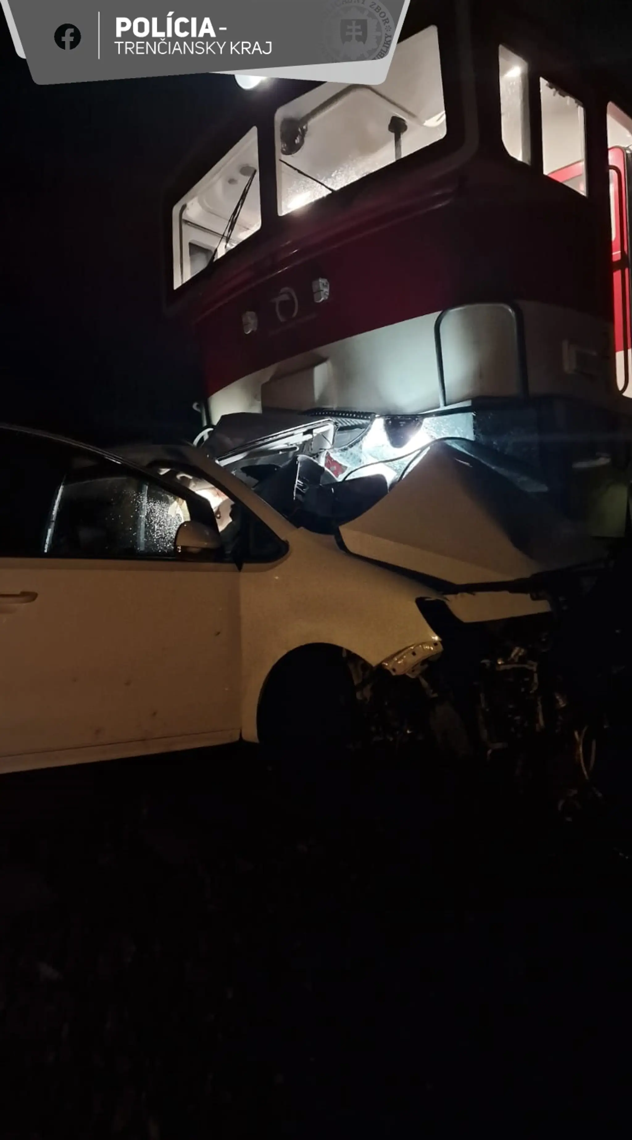 Zrážka vlaku s osobným autom neďaleko Prievidze.
