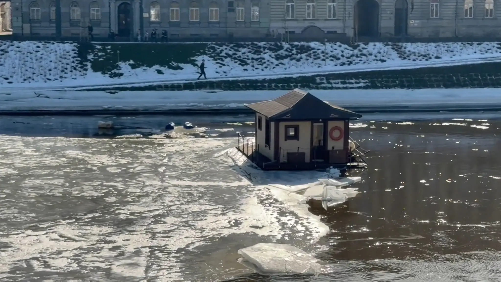 Hausbót odplavila rieka.