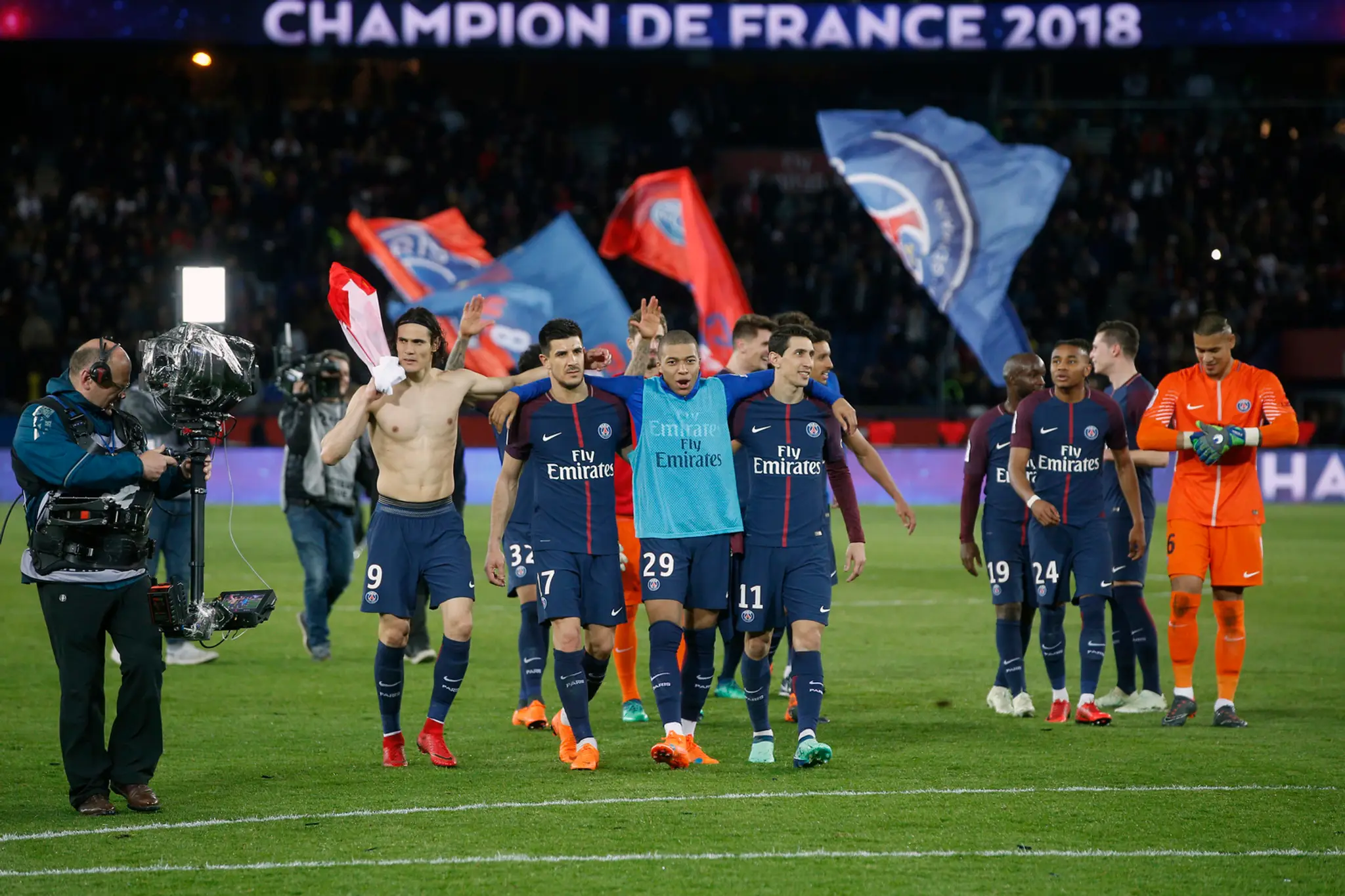 Hráči PSG oslavujú titul.